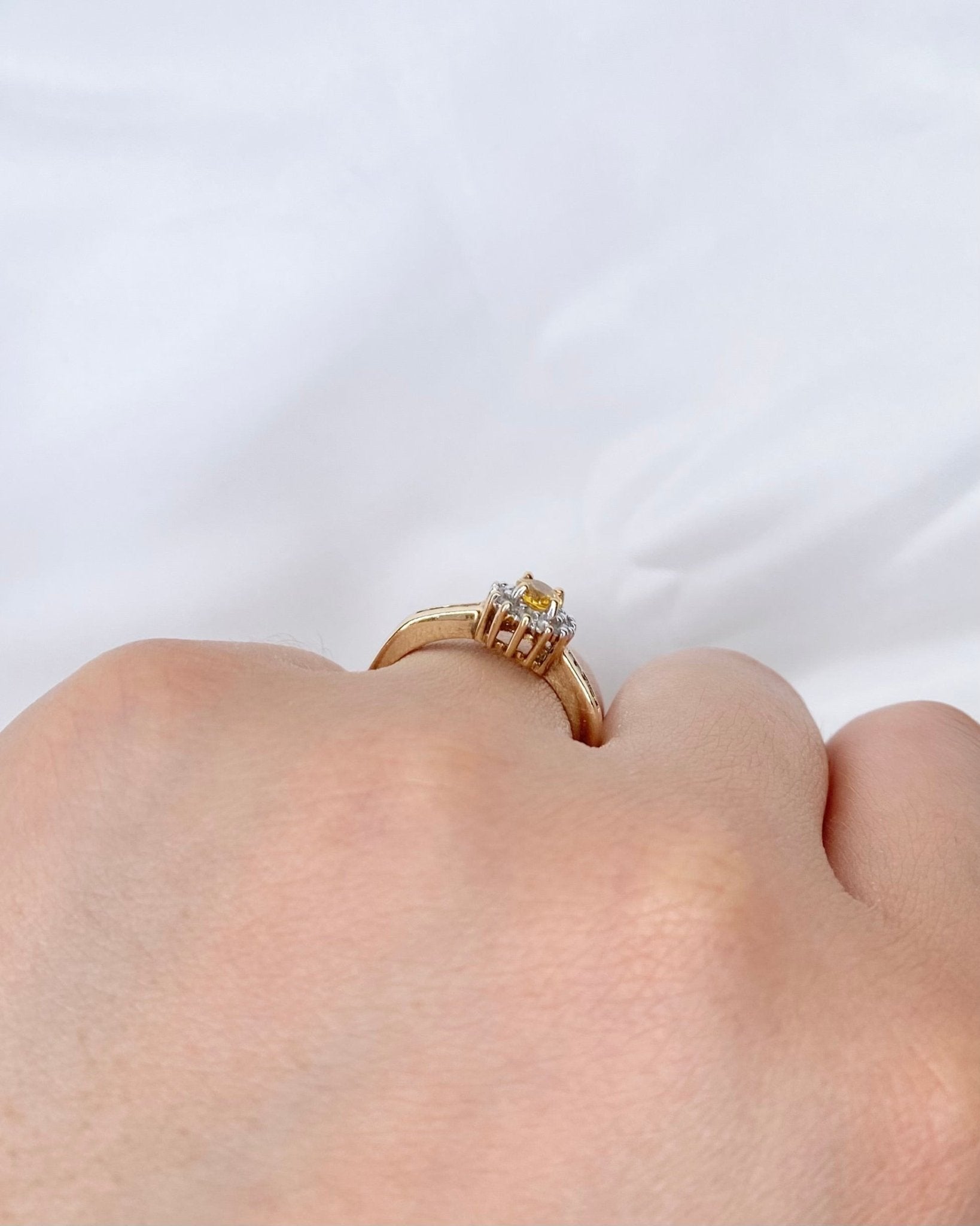 Bague Marguerite Saphir Jaune 0.54 carat & Diamants "Gaia" - Elliade Paris