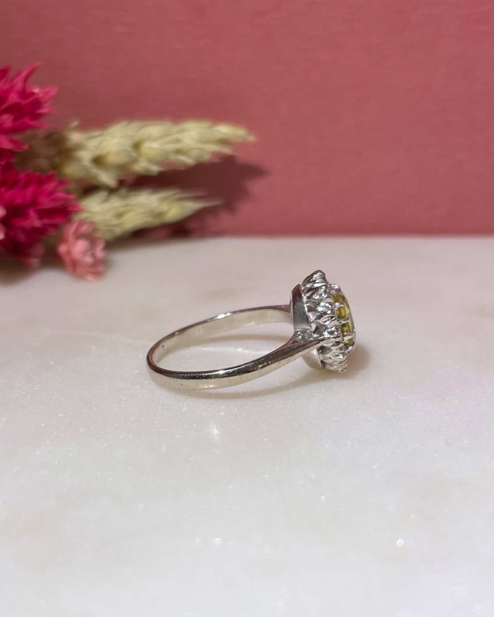 Bague Marguerite Saphir Jaune 0.70 carat & 12 Diamants "Yuri" - Elliade Paris