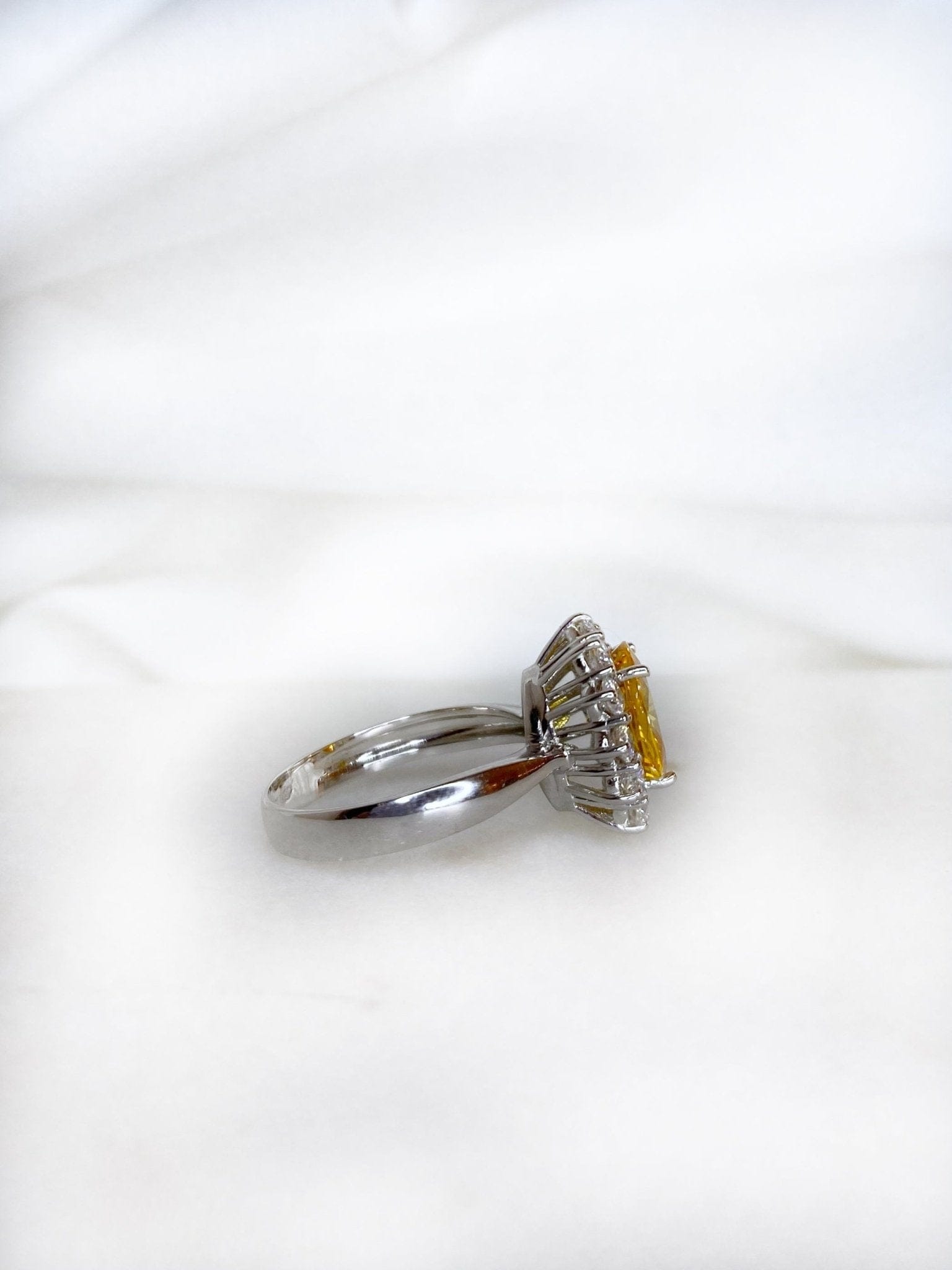 Bague Marguerite Saphir Jaune 2.90 carats & Diamants "Sirena" - Elliade Paris