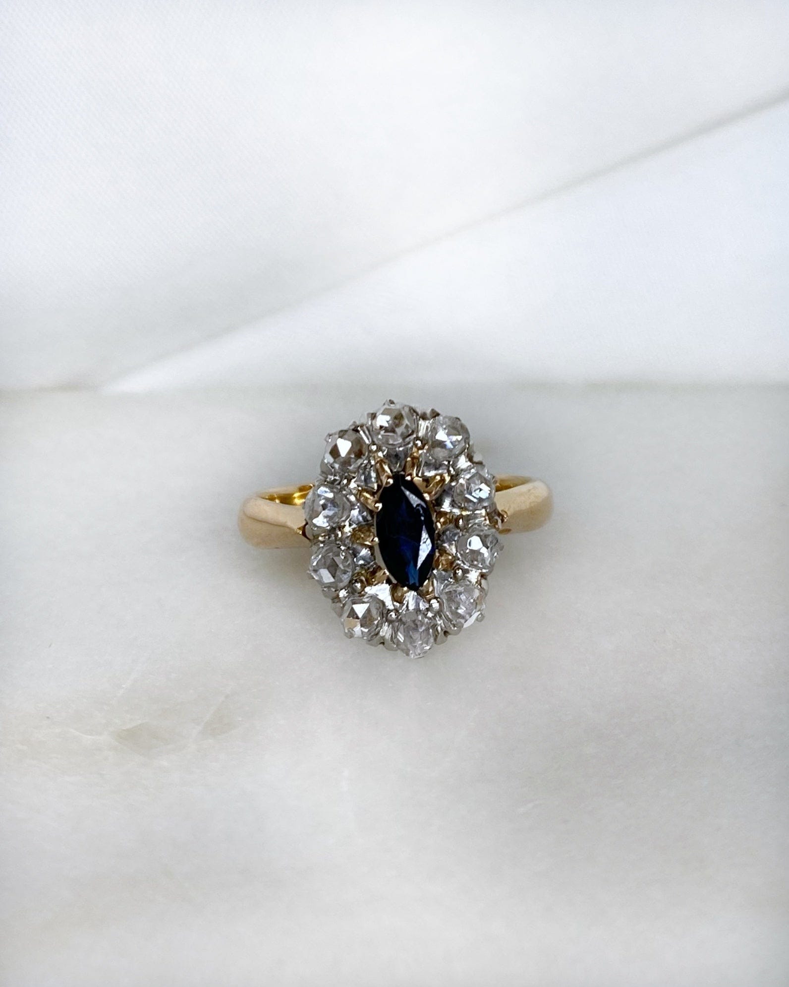 Bague Marguerite Saphir Marquise 0.37 carat & Diamants "Lior" - Elliade Paris