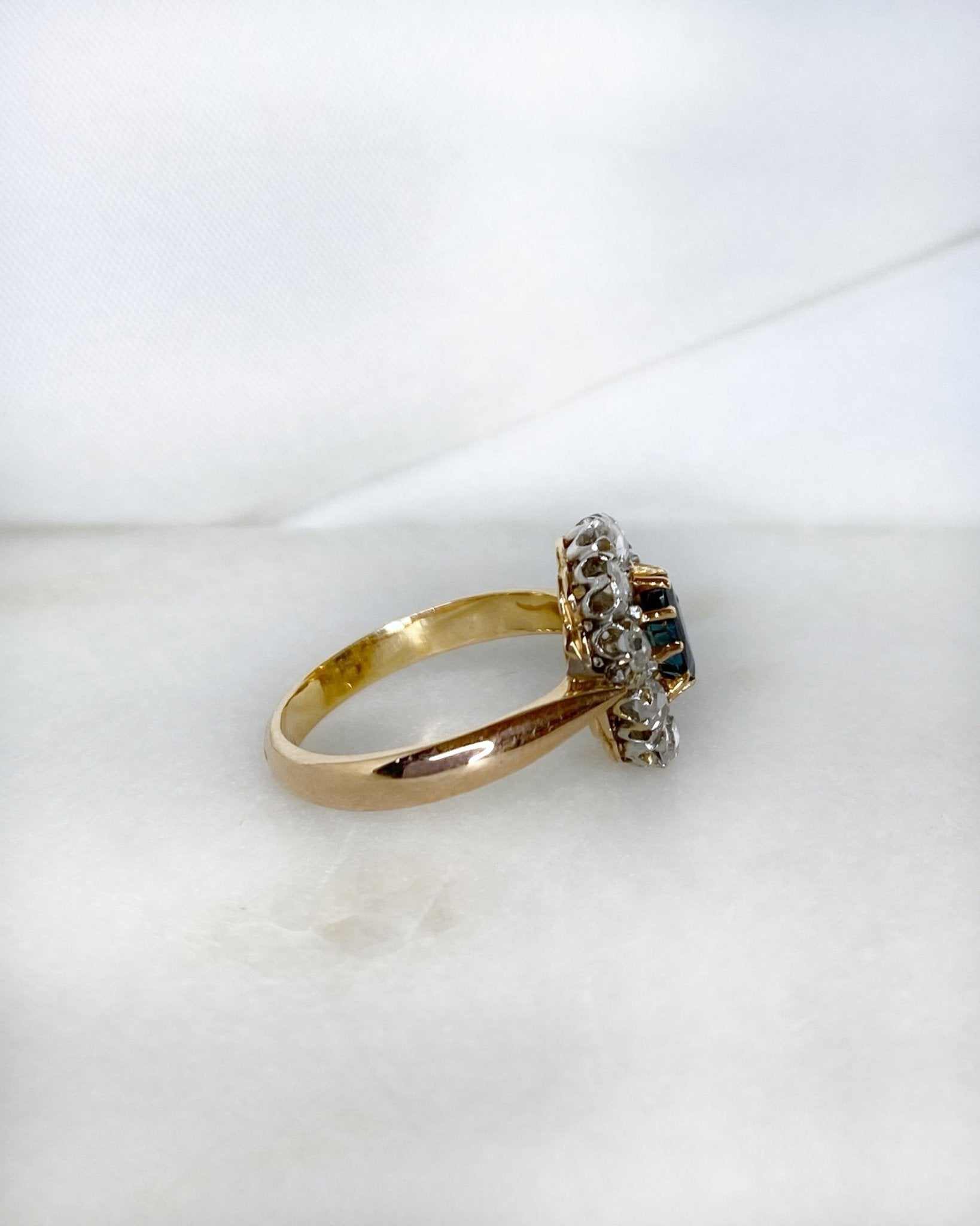 Bague Marguerite Saphir Marquise 0.37 carat & Diamants "Lior" - Elliade Paris
