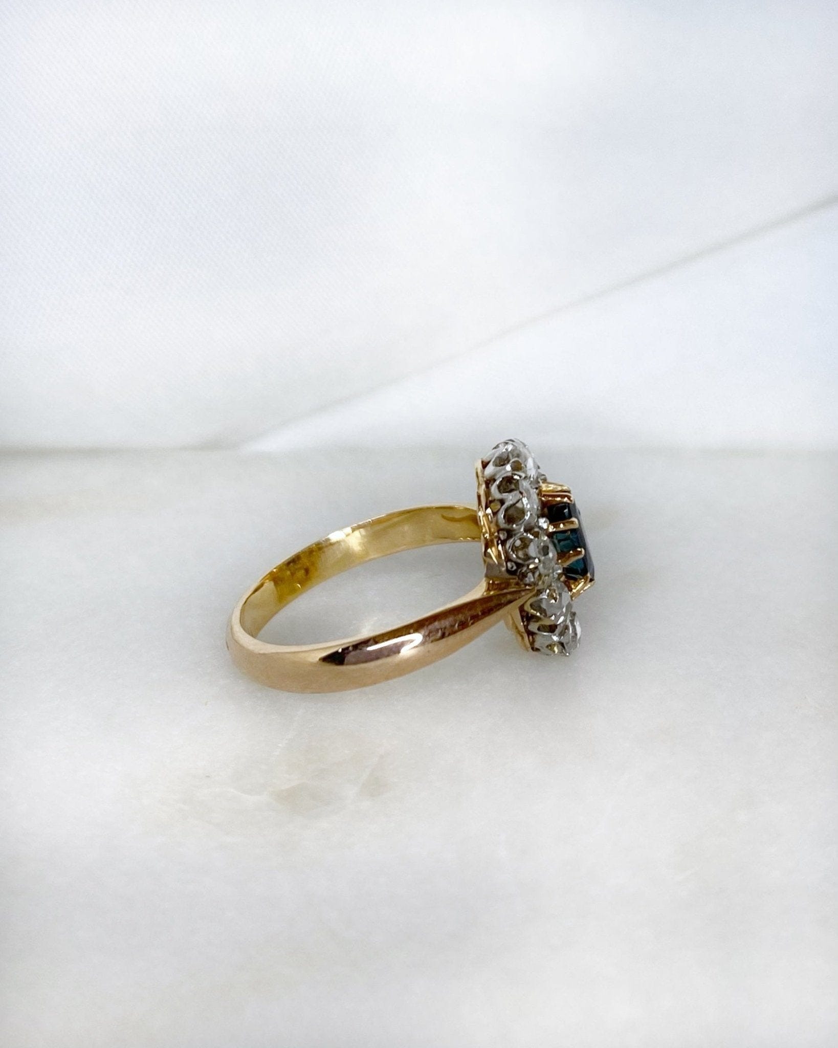 Bague Marguerite Saphir Marquise 0.37 carat & Diamants "Lior" - Elliade Paris