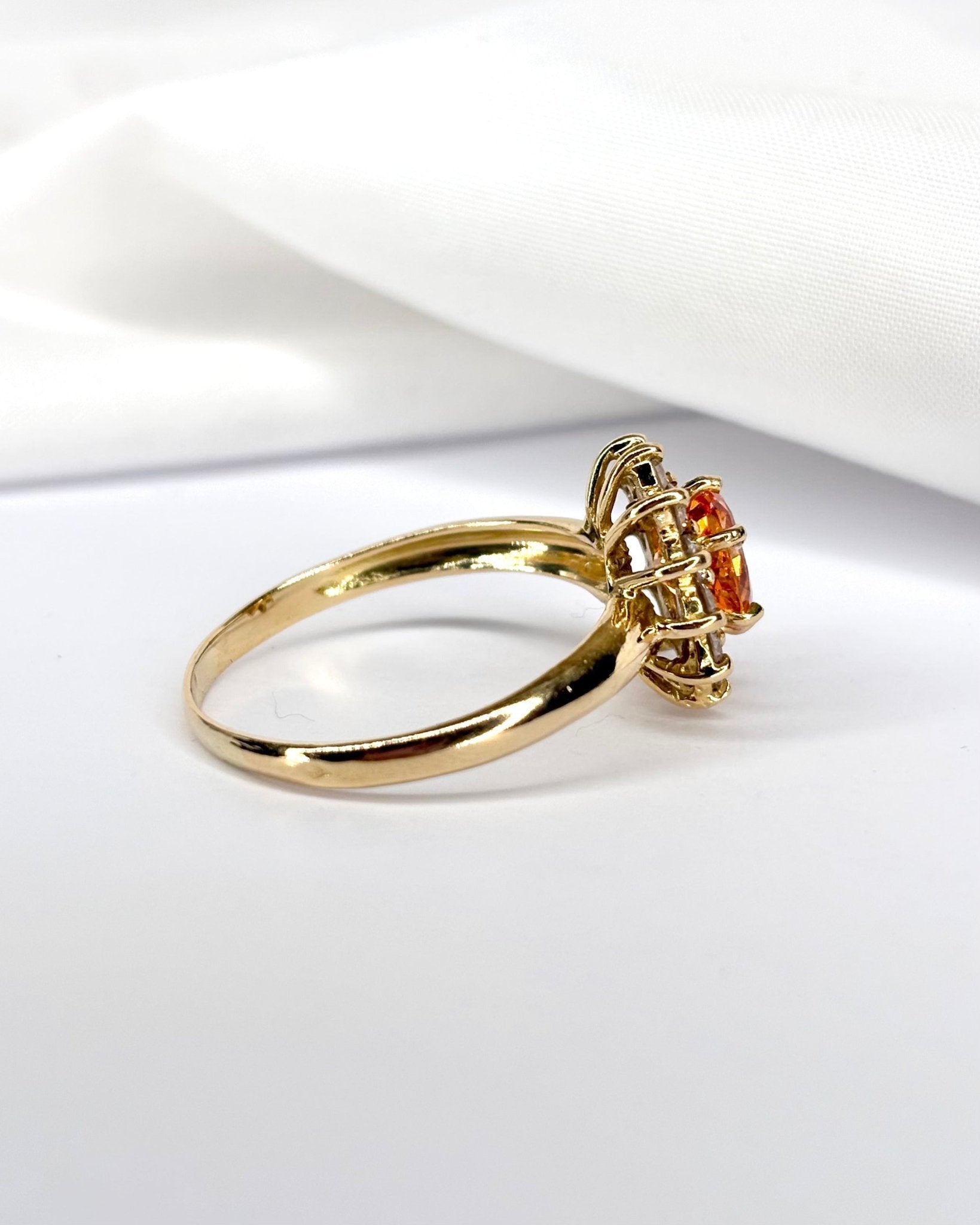 Bague Marguerite Saphir Orange 1.92 carat & 12 Diamants "Lisa" - Elliade Paris