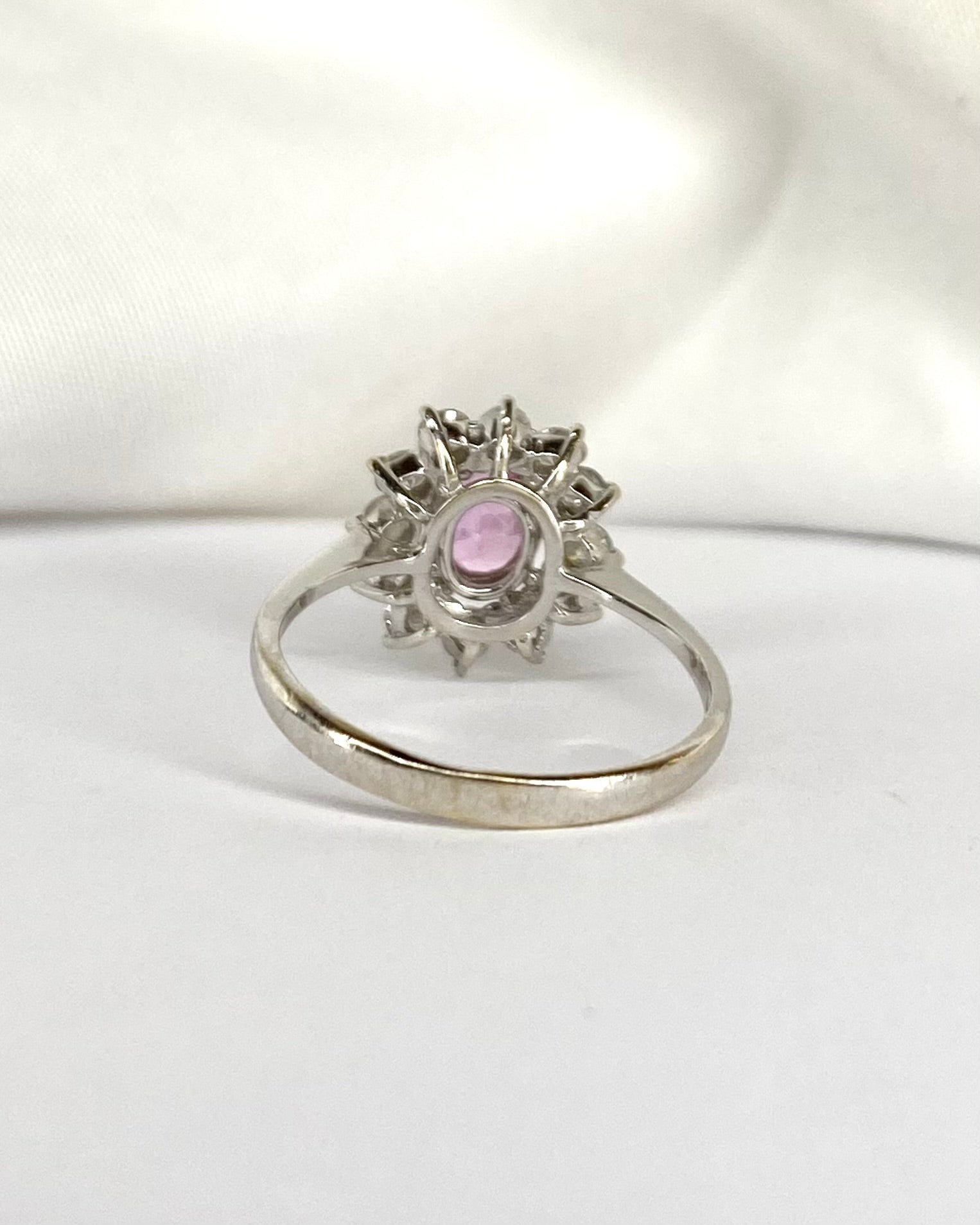 Bague Marguerite Saphir Rose 0.75 carat & 12 Diamants "Céliane" - Elliade Paris