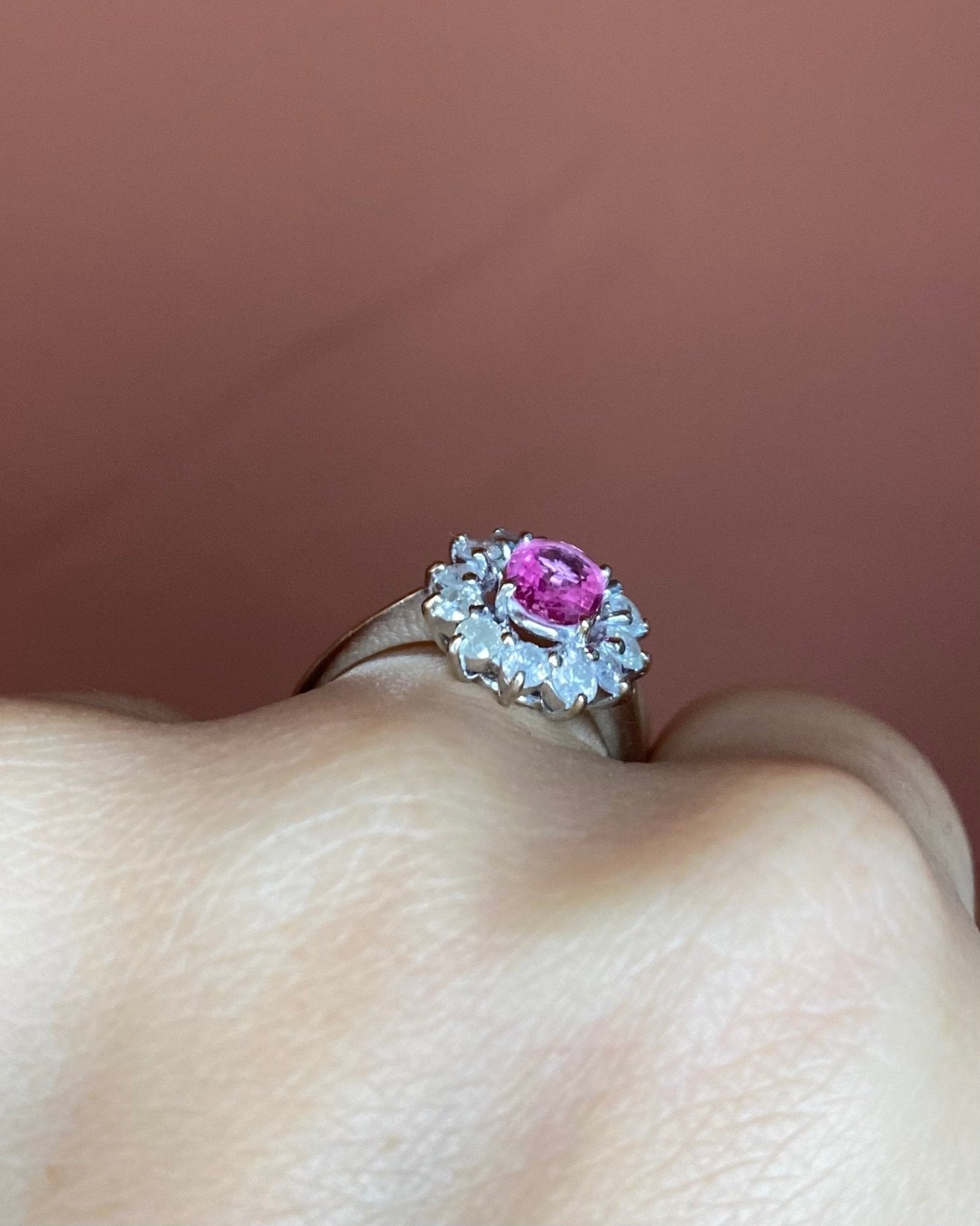 Bague Marguerite Saphir Rose 0.75 carat & 12 Diamants "Céliane" - Elliade Paris