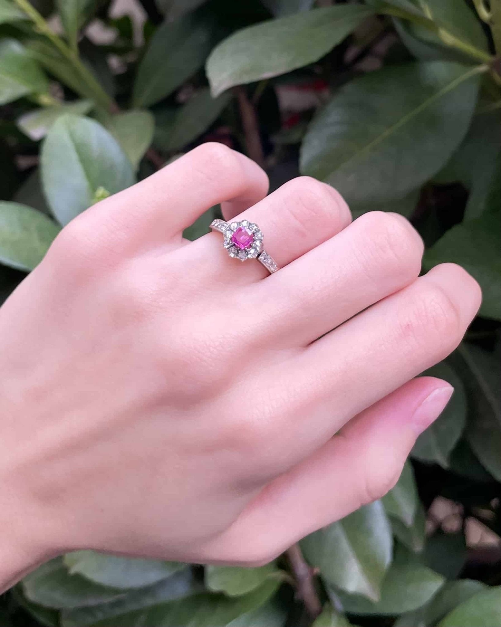 Bague Marguerite Saphir Rose & 16 Diamants "Fallon" - Elliade Paris