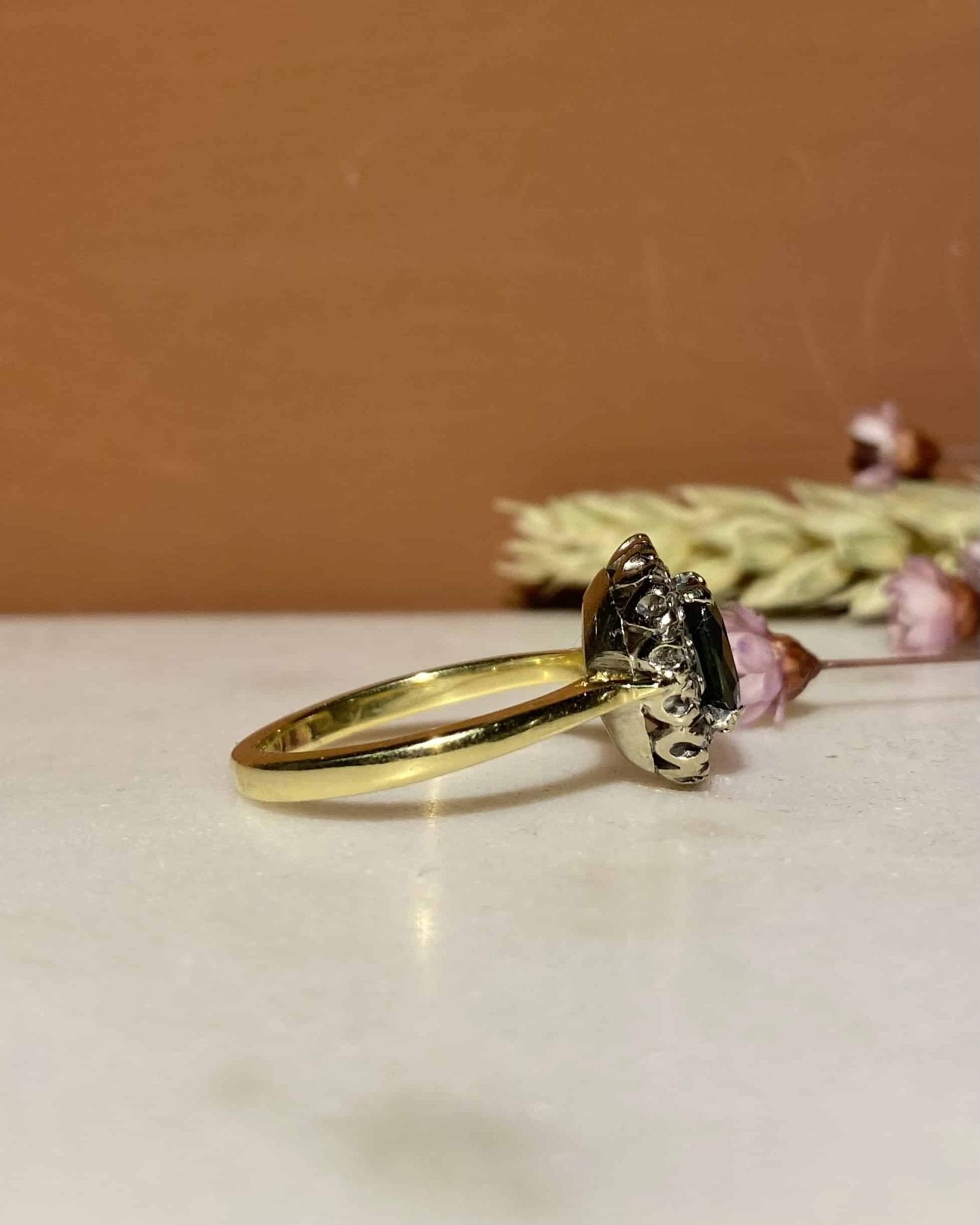 Bague Marguerite Saphir Vert 0.90 carat & Diamants "Ronnie" - Elliade Paris