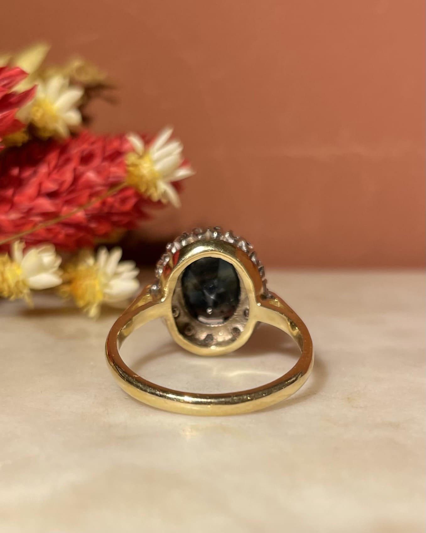 Bague Marguerite Saphir Vert 2 Carats & 12 Diamants "Lauren" - Elliade Paris