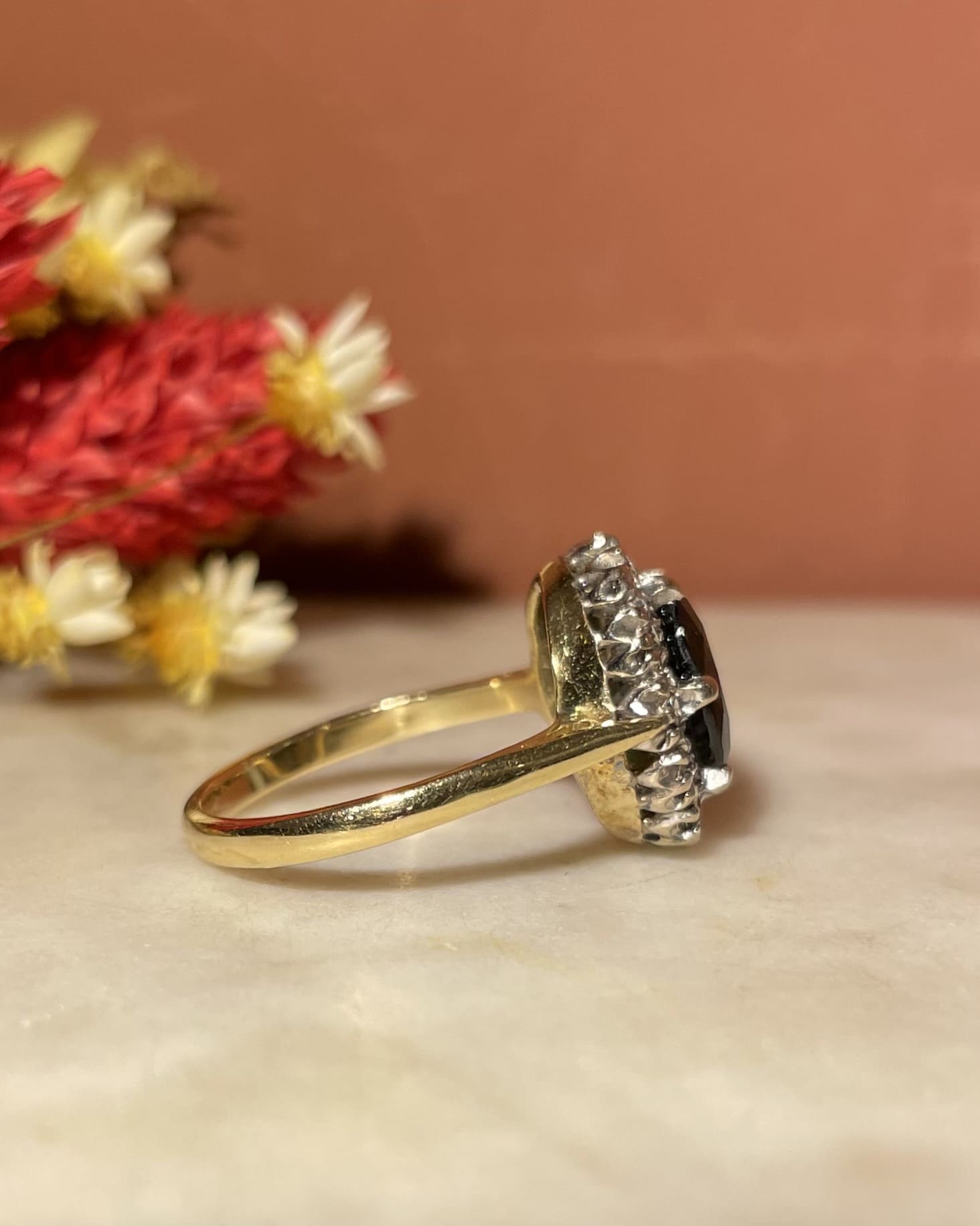 Bague Marguerite Saphir Vert 2 Carats & 12 Diamants "Lauren" - Elliade Paris