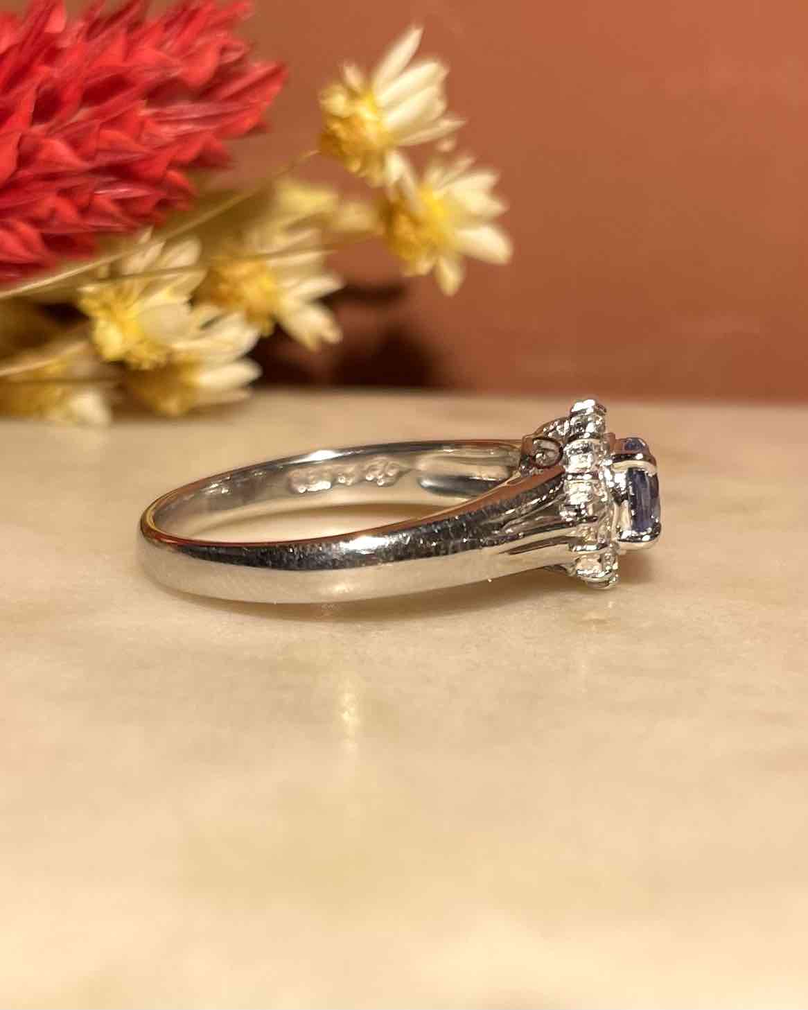 Bague Marguerite Saphir Vivid Bleu & Diamants "Stacy" - Elliade Paris