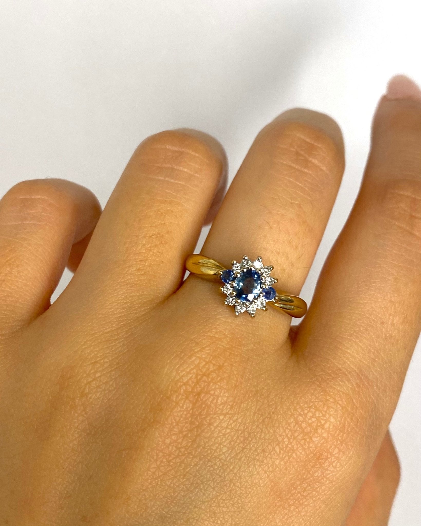 Bague Marguerite Saphirs 0.68 carat & 10 Diamants "Garance" - Elliade Paris