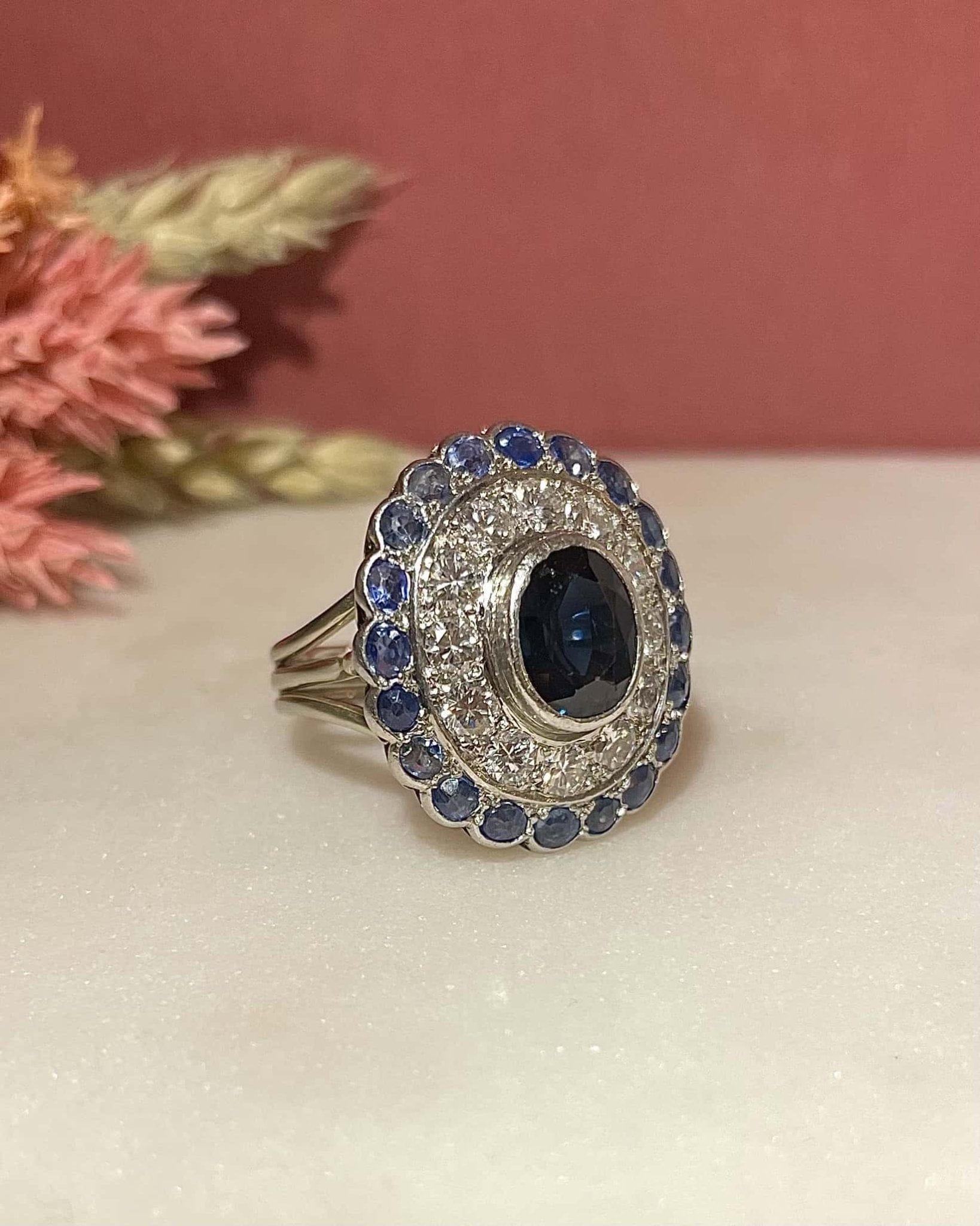 Bague Marguerite Saphirs 3.90 carats & Diamants 1 carat "Leanne" - Elliade Paris