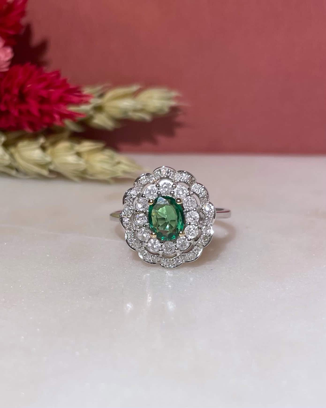 Anillo "Lou" con granate verde tsavorita y margarita de 48 diamantes
