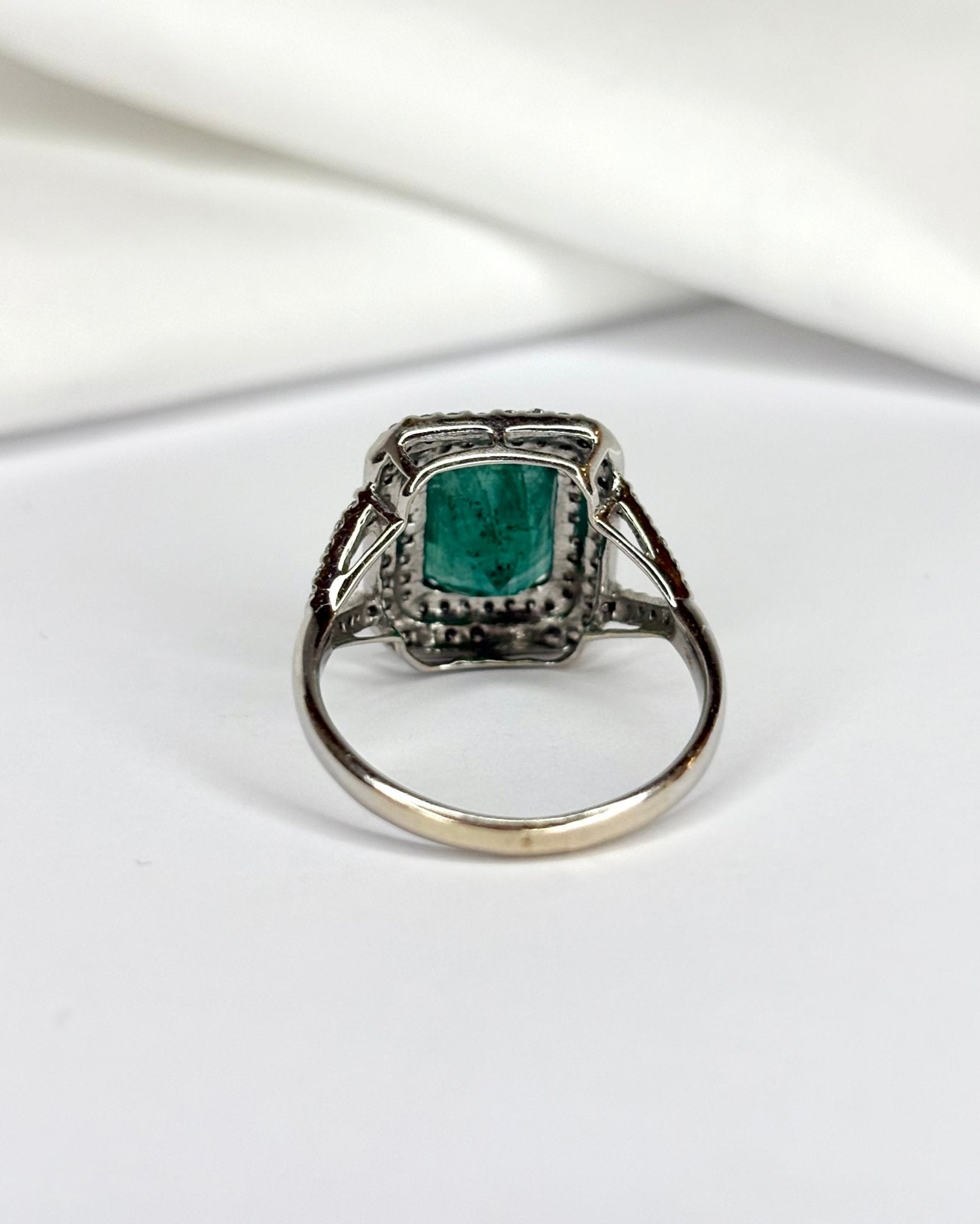 Bague Marguerite Style Art Déco Émeraude 2.88 carats & Diamants 0.84 carat "Cecilia" - Elliade Paris