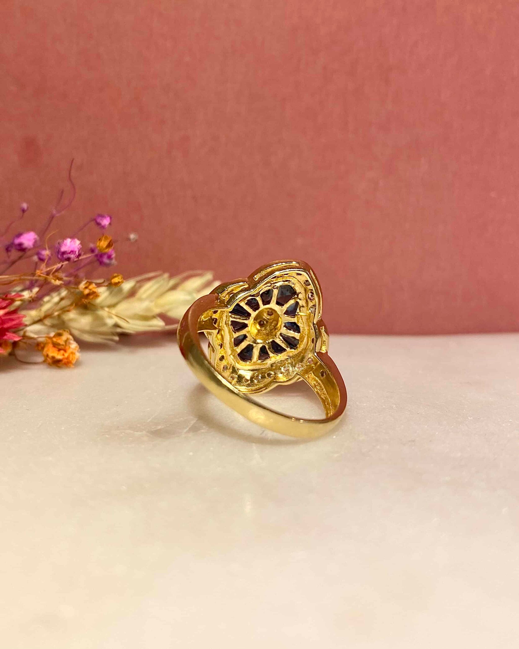 Bague Style Art-déco Jupon Saphirs 0.80 carat & Diamants "Briana"