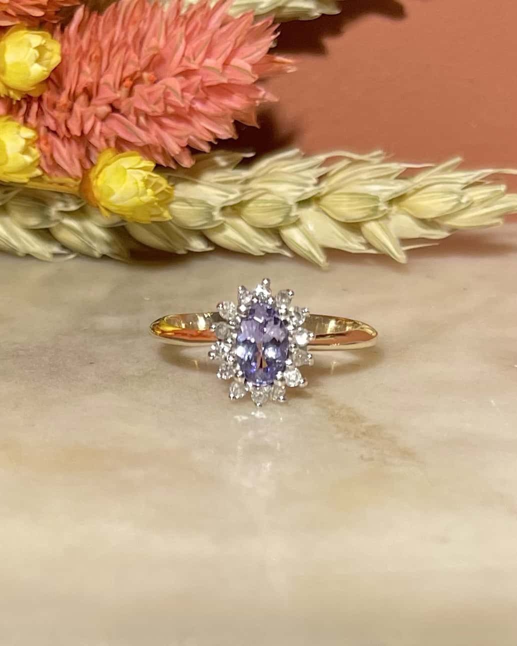 Anillo "Laura" de tanzanita y margarita de diamantes de 0,60 quilates