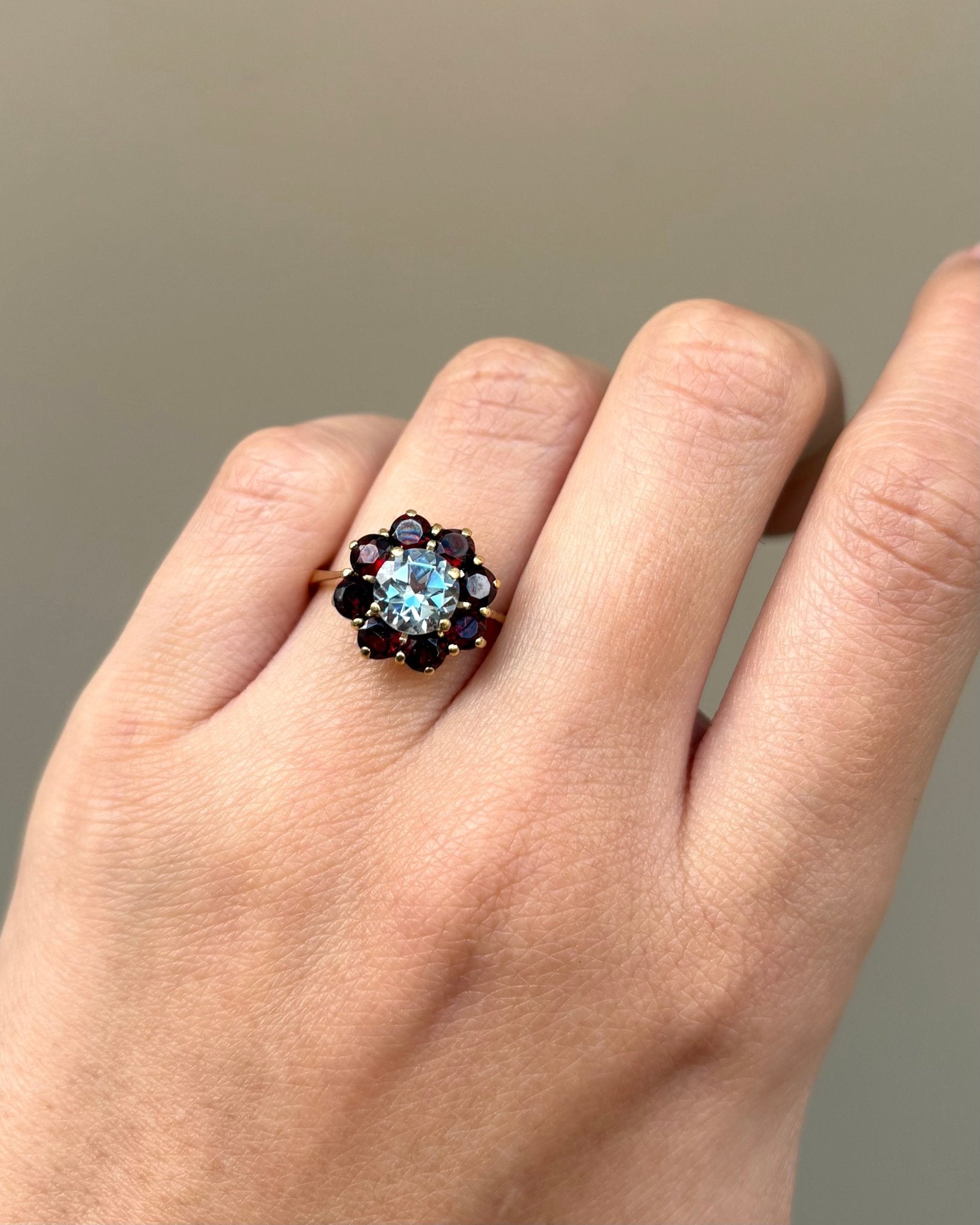 Bague Marguerite Topaze 1.56 carat & 8 Grenats "Natasha" - Elliade Paris