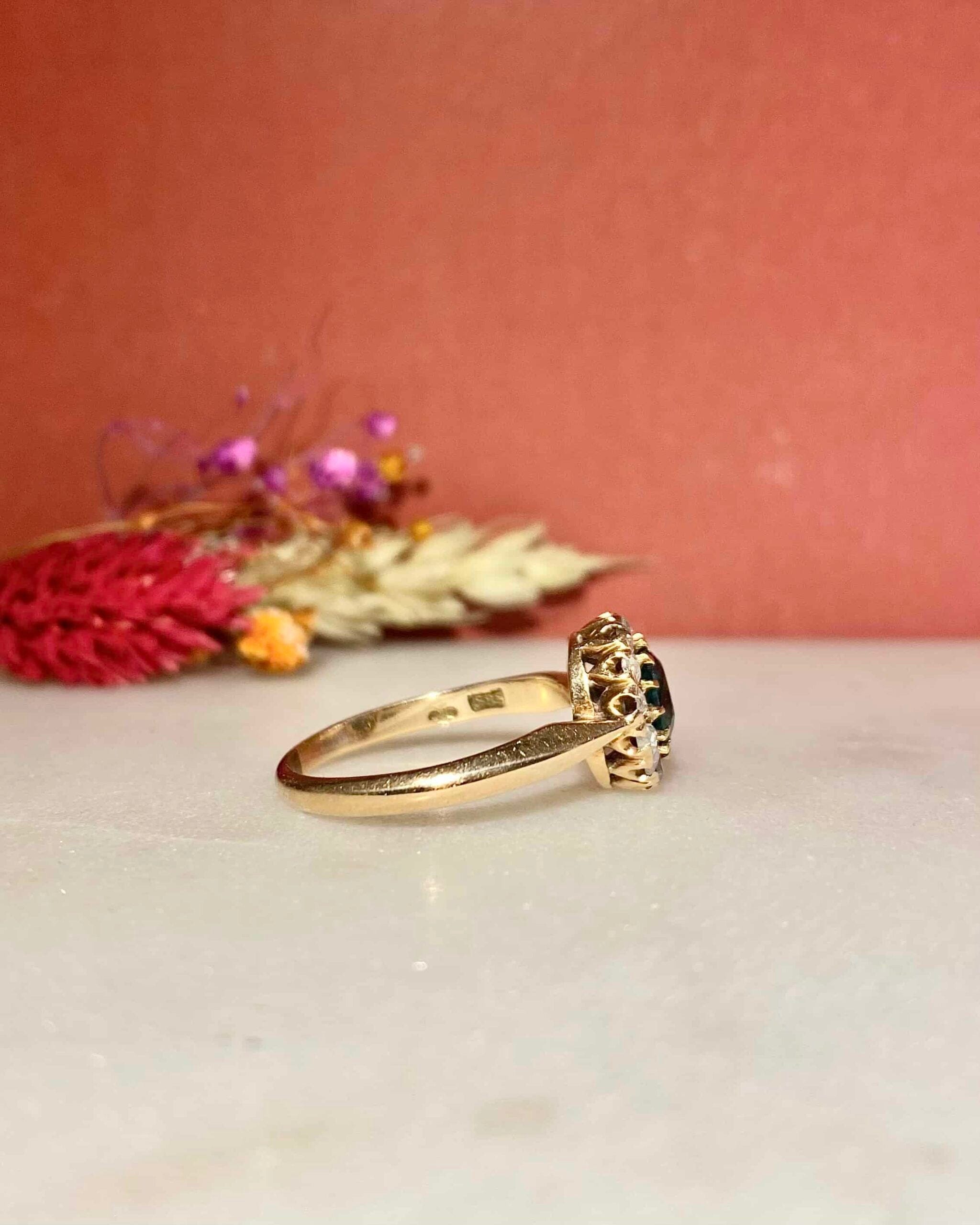 Anillo Art Déco con margaritas, topacio de 0,65 quilates y diamantes "Azura"