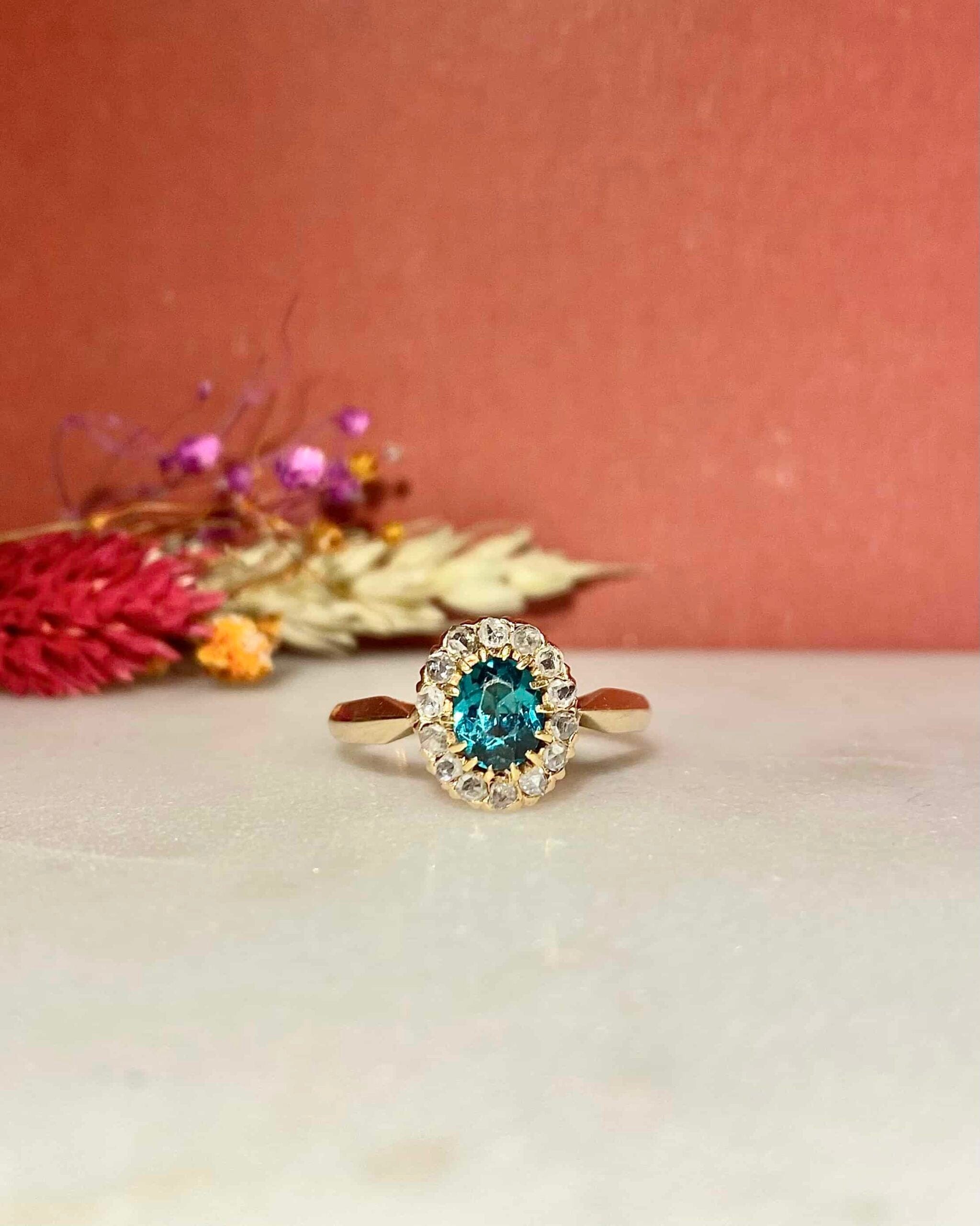 Anillo Art Déco con margaritas, topacio de 0,65 quilates y diamantes "Azura"
