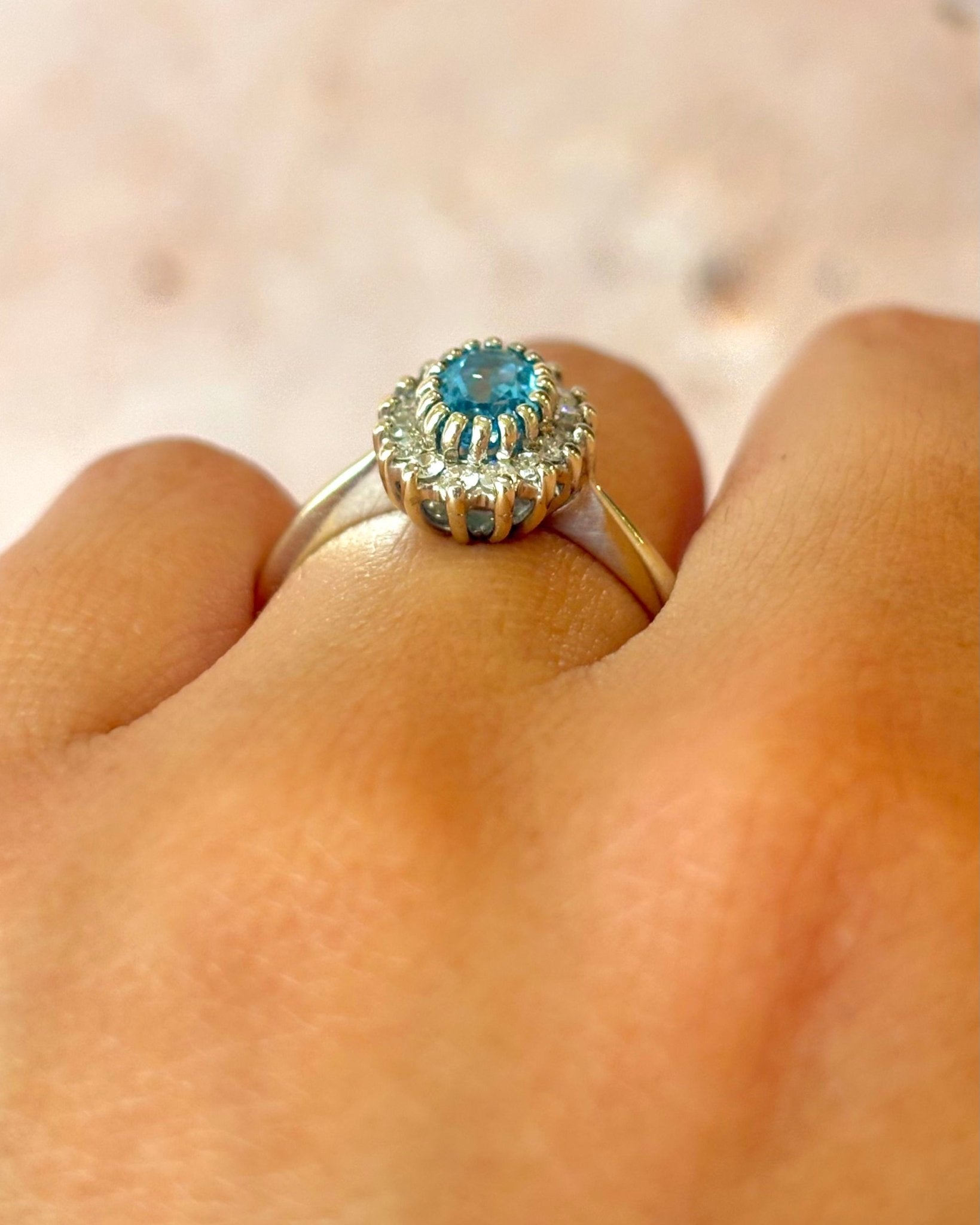 Bague Marguerite Topaze Swiss Blue 0.89 carat & Diamants 0.32 carat "Linda" - Elliade Paris