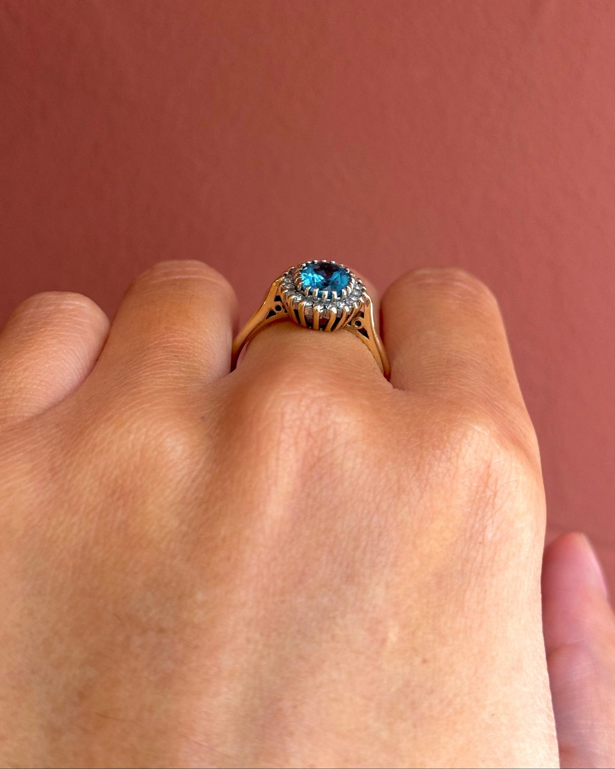 Bague Marguerite Topaze Swiss Blue 1.70 carat & Diamants "Manuela" - Elliade Paris