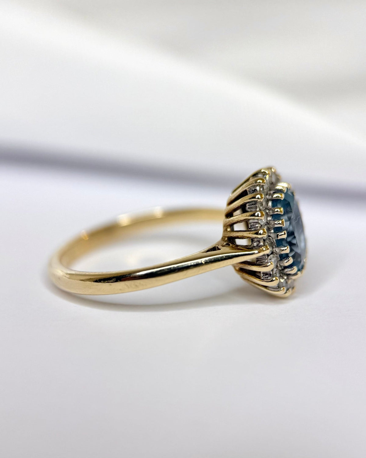 Bague Marguerite Topaze Swiss Blue 1.70 carat & Diamants "Manuela" - Elliade Paris