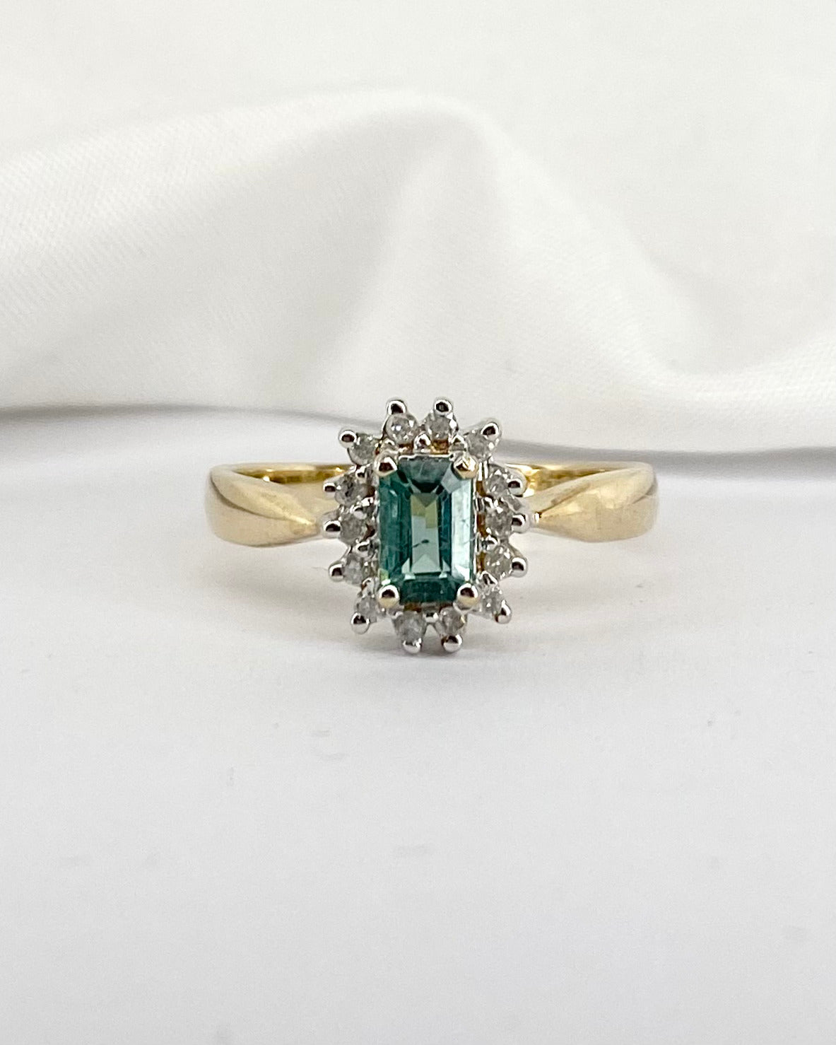 Bague Marguerite Tourmaline Verte 0.64 carat & 14 Diamants "Hawa" - Elliade Paris