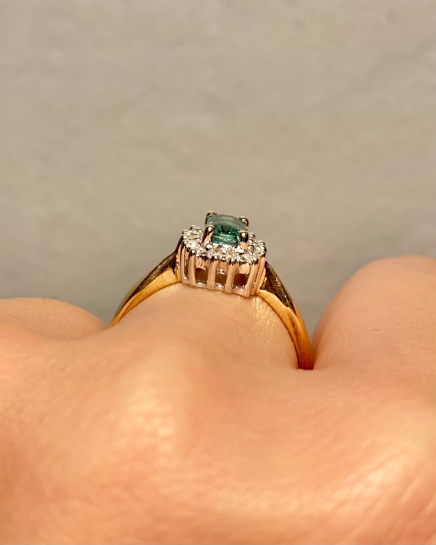 Bague Marguerite Tourmaline Verte 0.64 carat & 14 Diamants "Hawa" - Elliade Paris