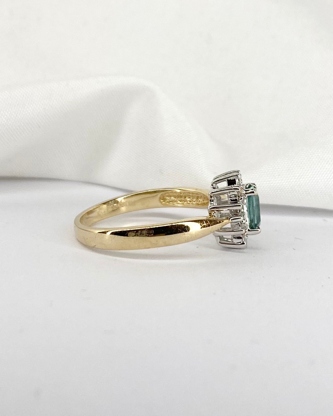 Bague Marguerite Tourmaline Verte 0.64 carat & 14 Diamants "Hawa" - Elliade Paris