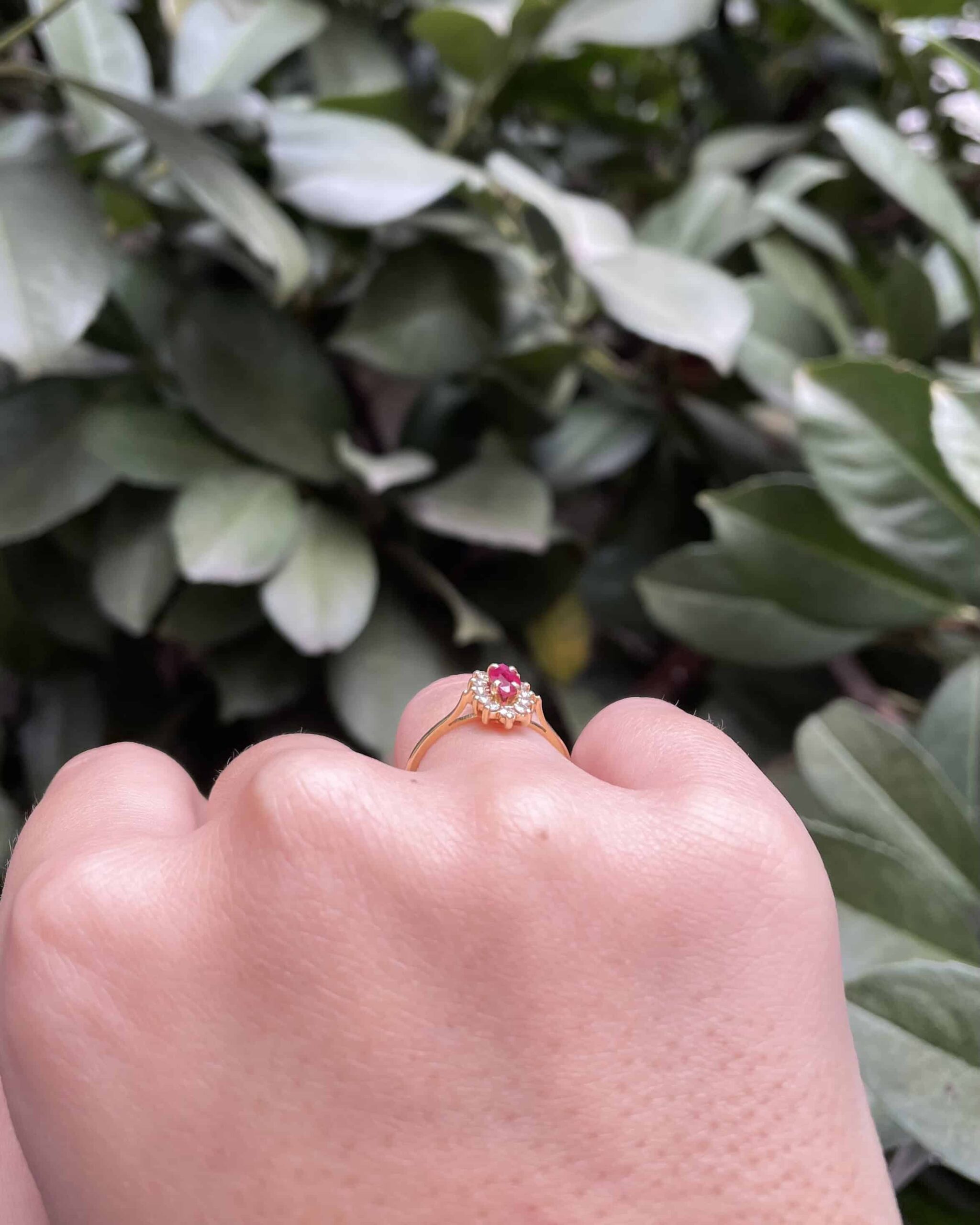 Anillo "Murielle" con margaritas de rubí y diamantes de 0,30 quilates