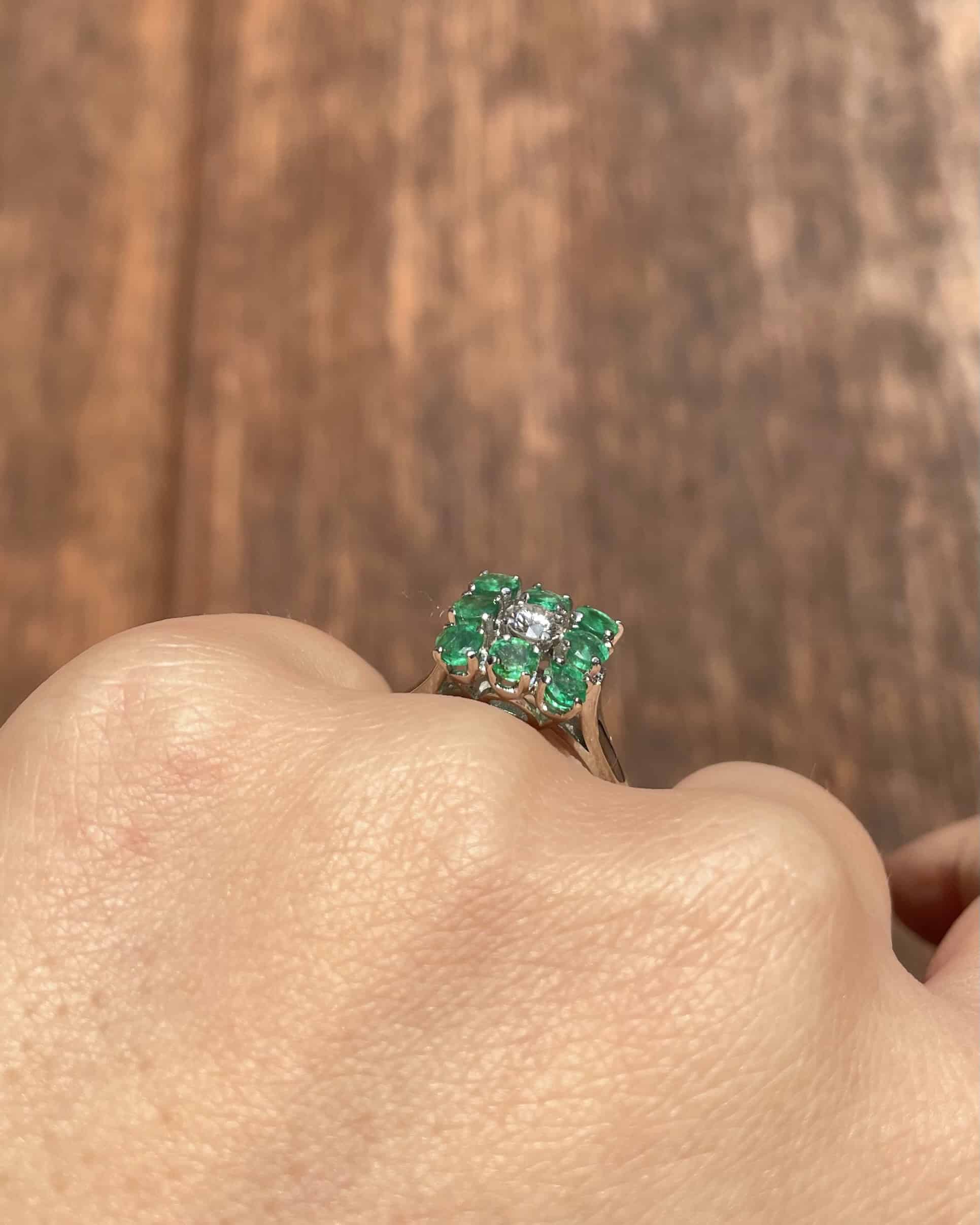 Bague Marguerite 8 Emeraudes et Diamant "Kika"