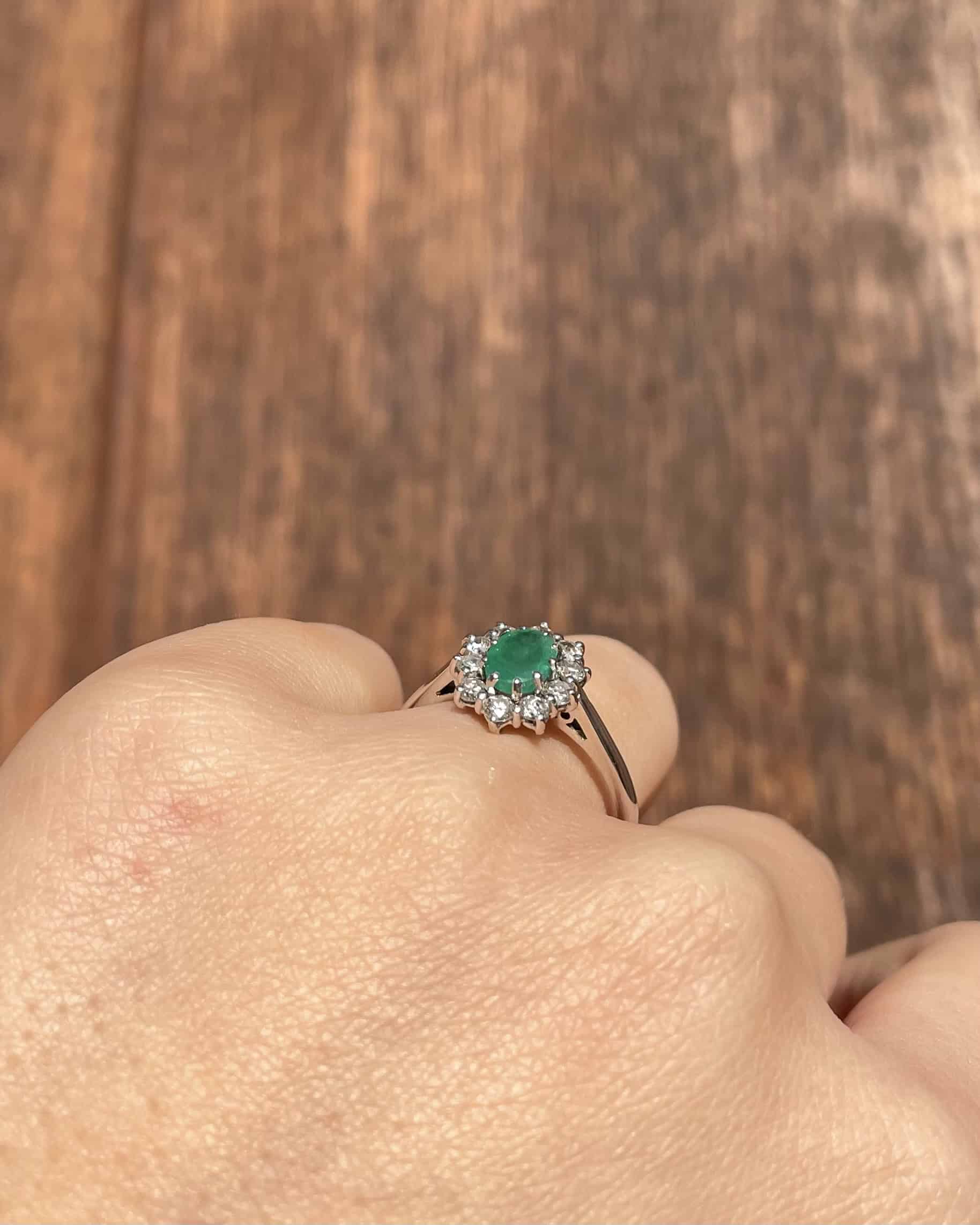 Bague Marguerite Émeraude 0.60 carat & Diamants "Noémie"