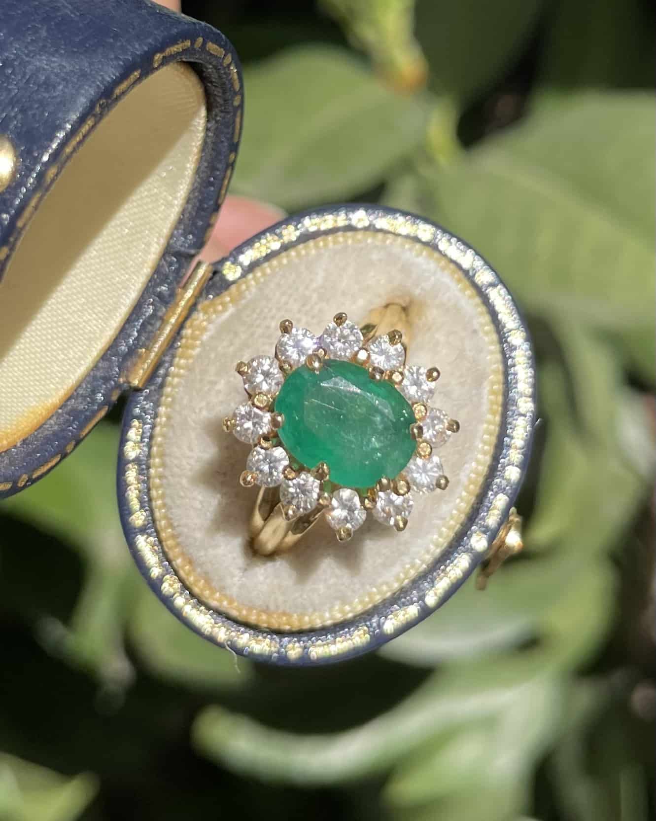 Anillo Margarita de Diamantes y Esmeralda de 2 Quilates "Melyna"