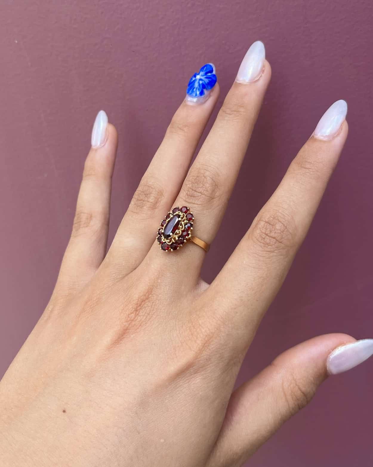 Anillo "Nicole" con margaritas y granate marquesa de 2,11 quilates