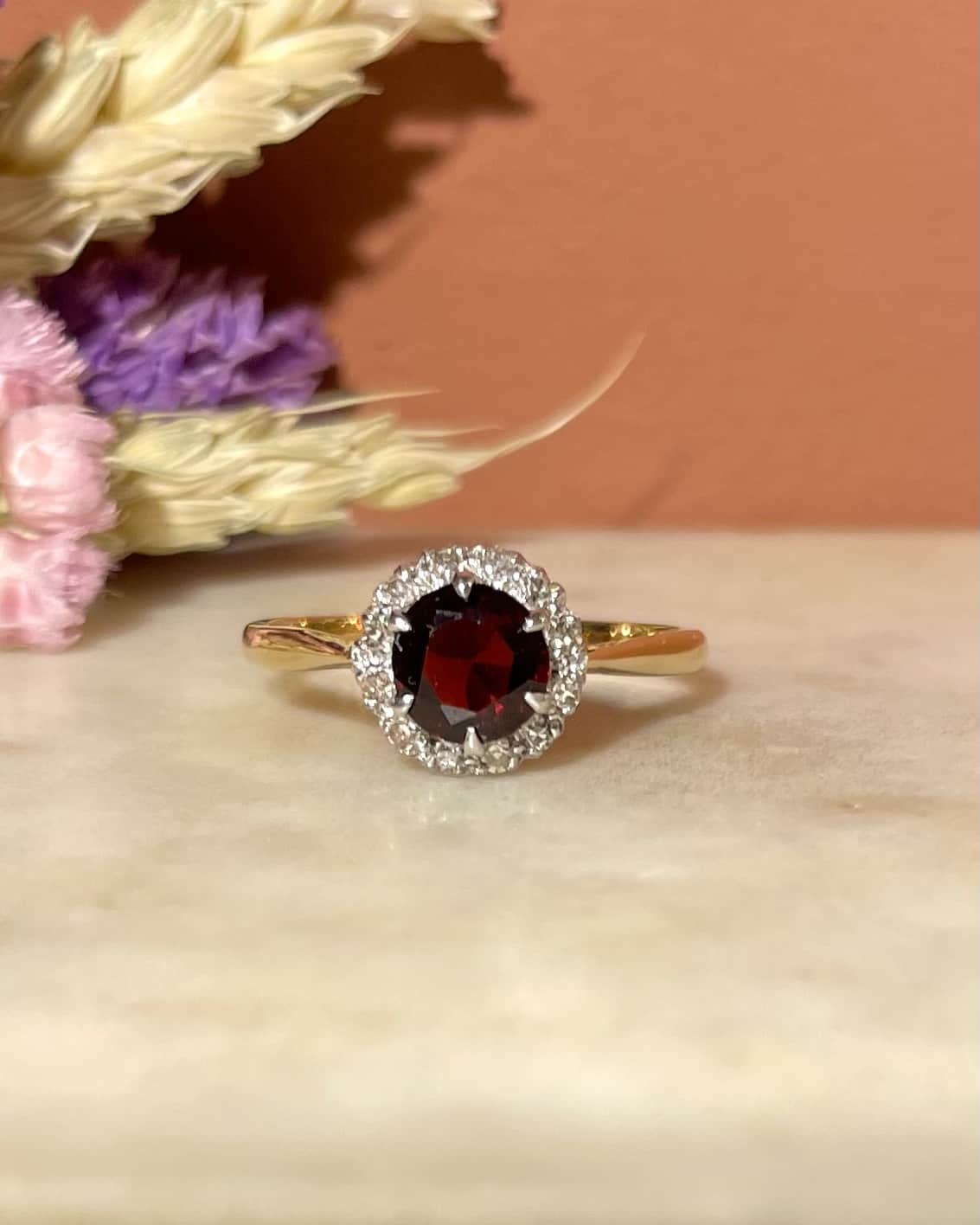 Anillo de margaritas de granate y diamantes "Blayze"