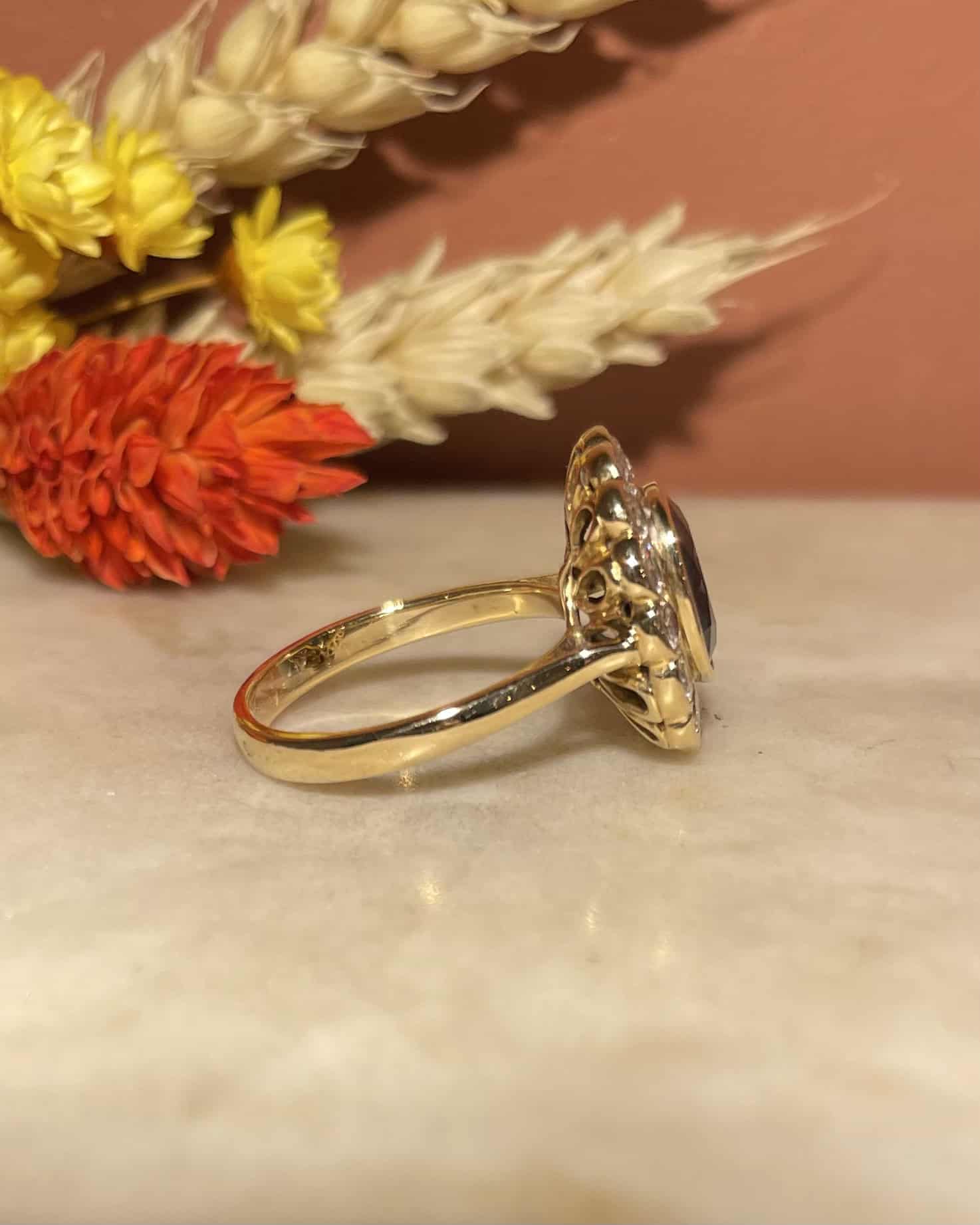 Anillo de zafiro margarita de 2,30 quilates y diamantes de 0,80 quilates "Althéa"