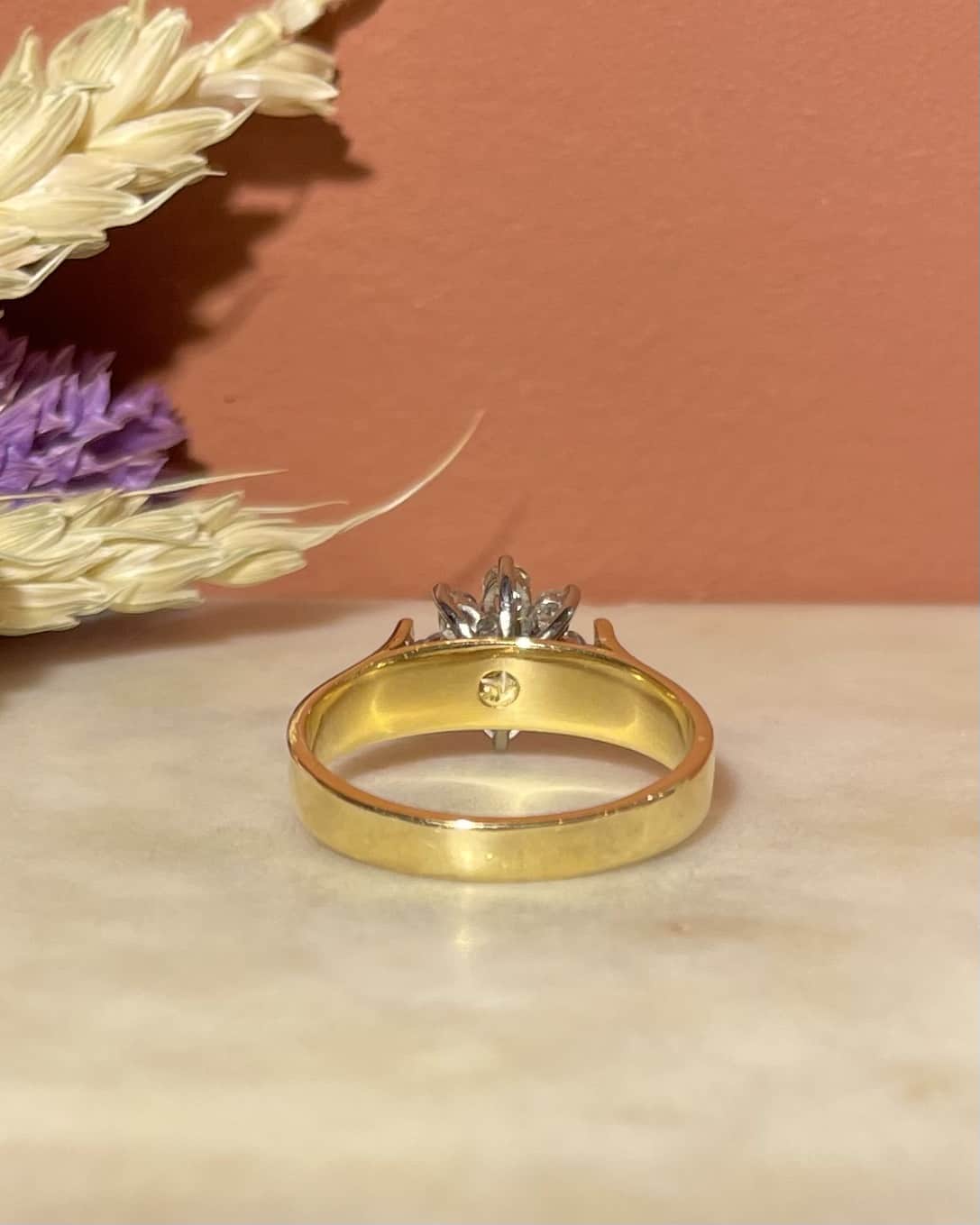 Anillo "Sydney" con zafiro y margarita de 8 diamantes