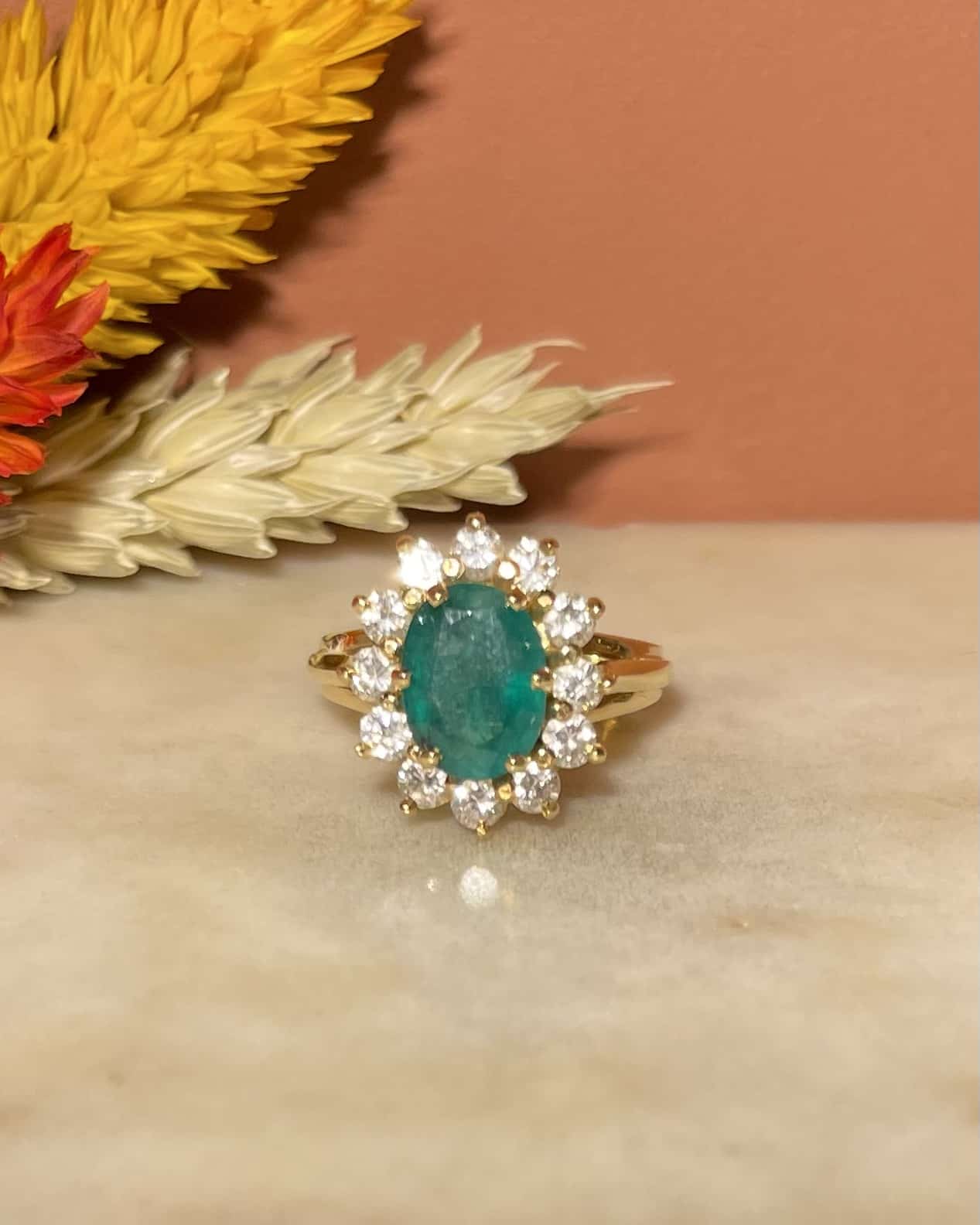 Anillo Margarita de Diamantes y Esmeralda de 2 Quilates "Melyna"
