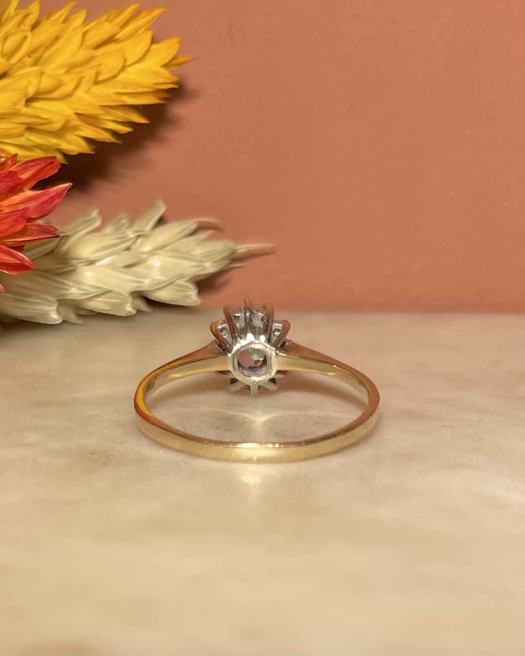 Anillo de margaritas con topacio y diamantes "Tess"