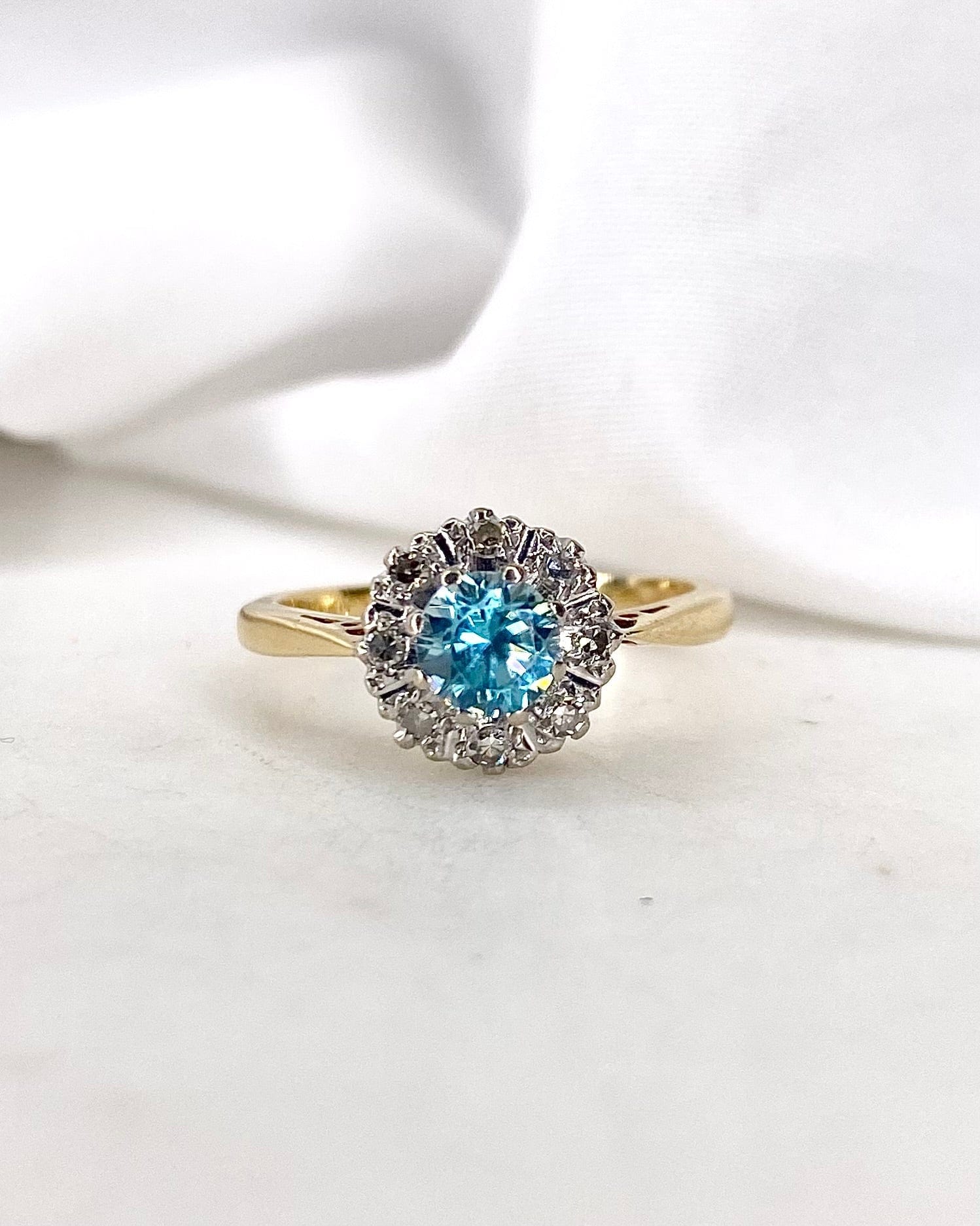 Bague Marguerite Zircon Bleu 0.90 carat & Diamants "Amina" - Elliade Paris