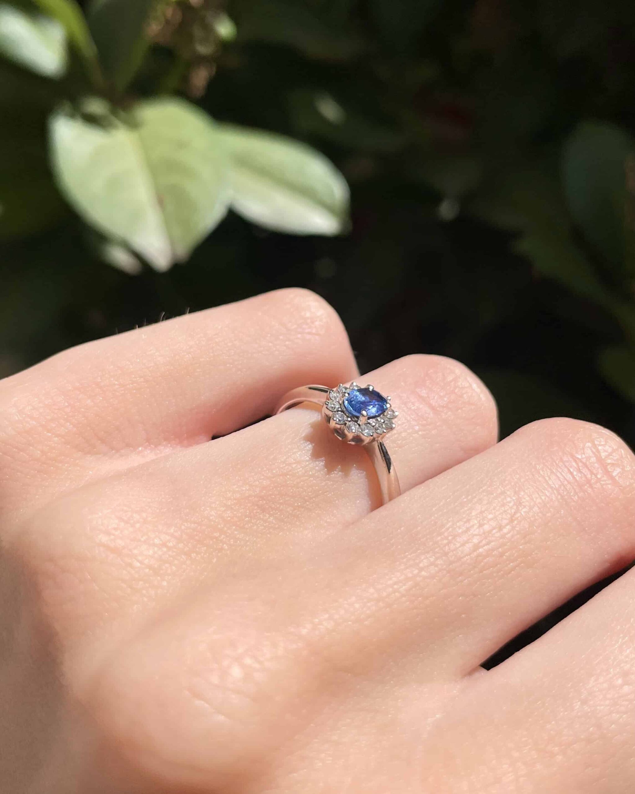 Anillo de margaritas con zafiro y diamantes "Jeanne"
