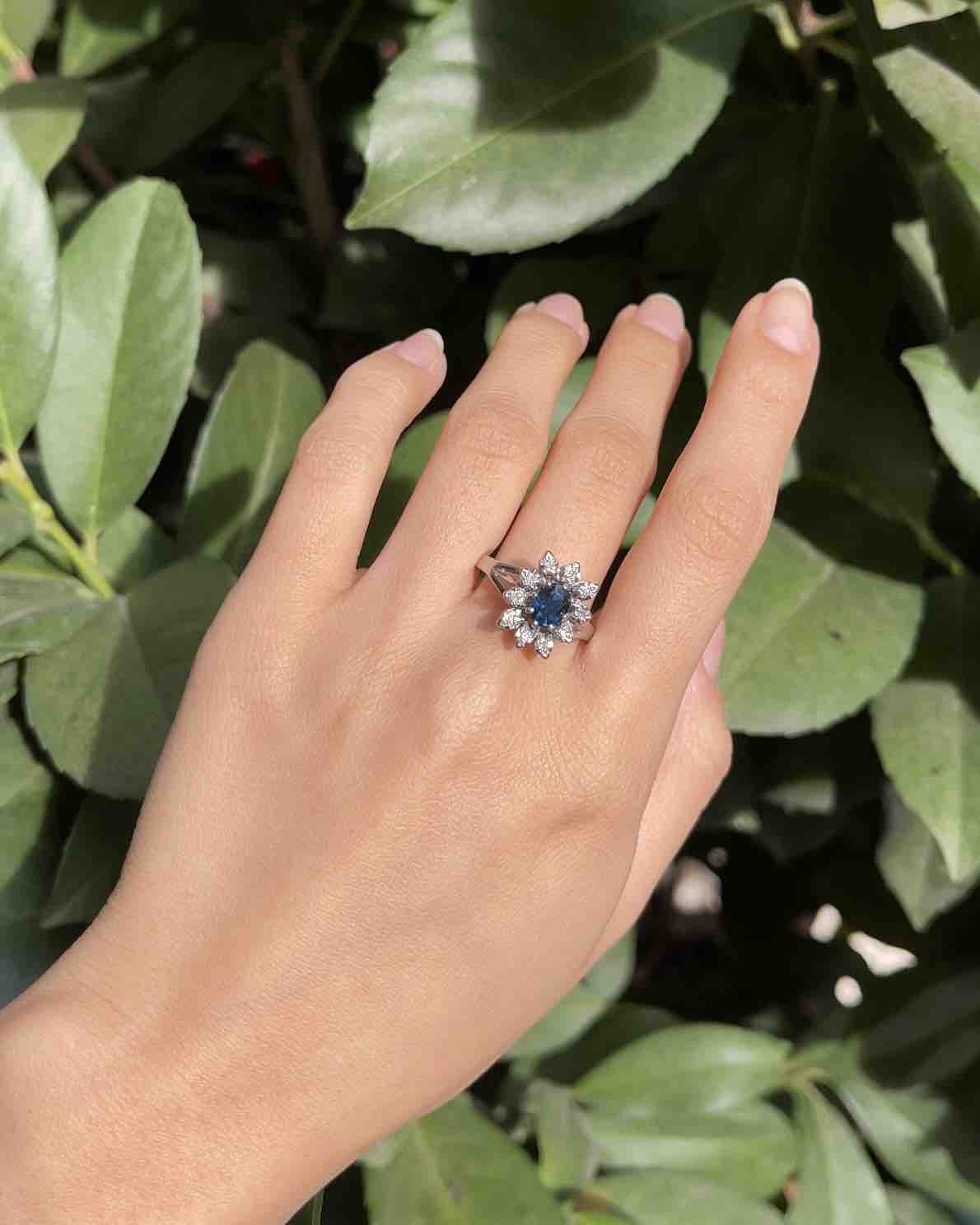 Anillo "Lesly" con margaritas de zafiro y diamantes de 0,70 quilates
