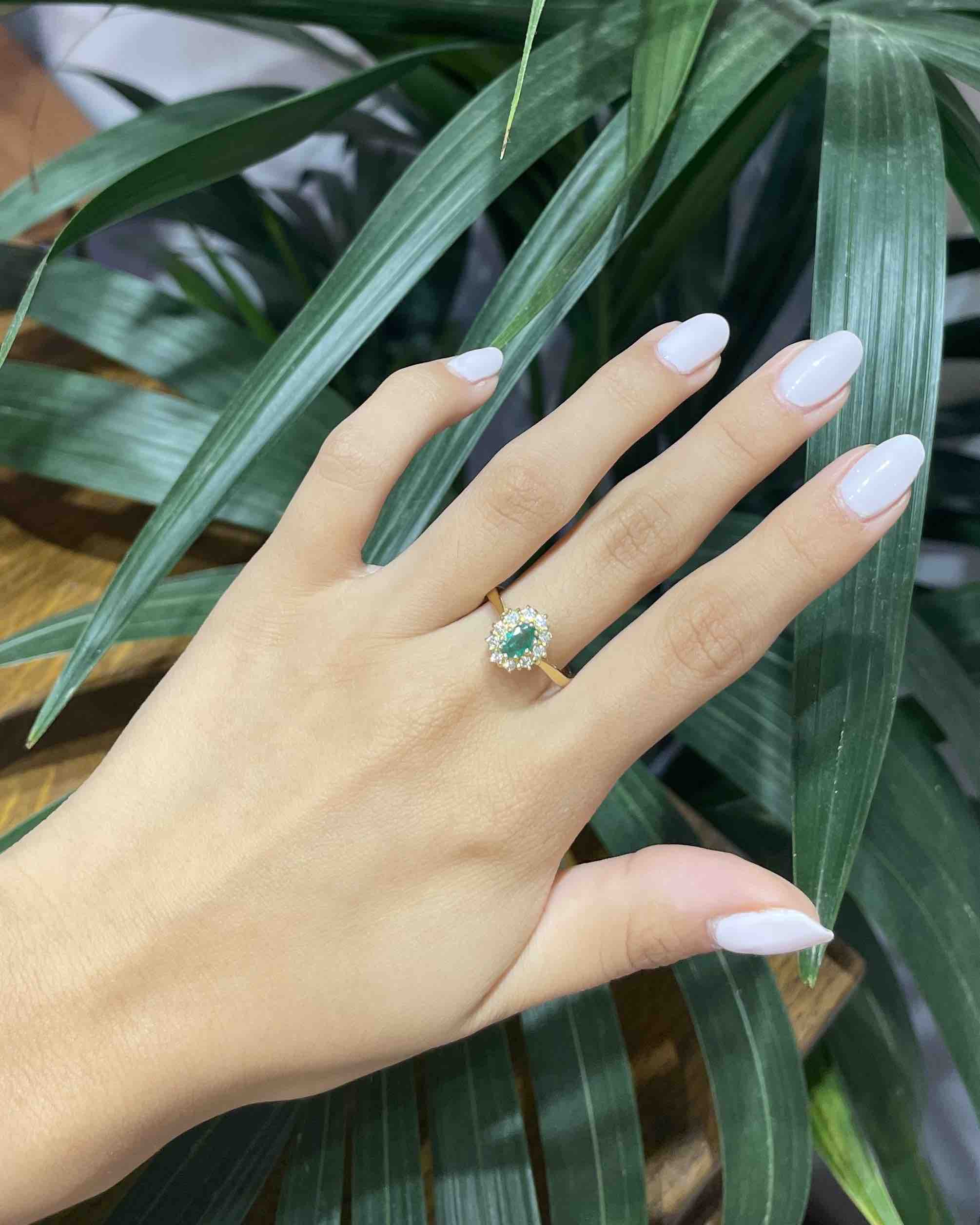 Anillo "Sonya" con margaritas de esmeralda y diamantes