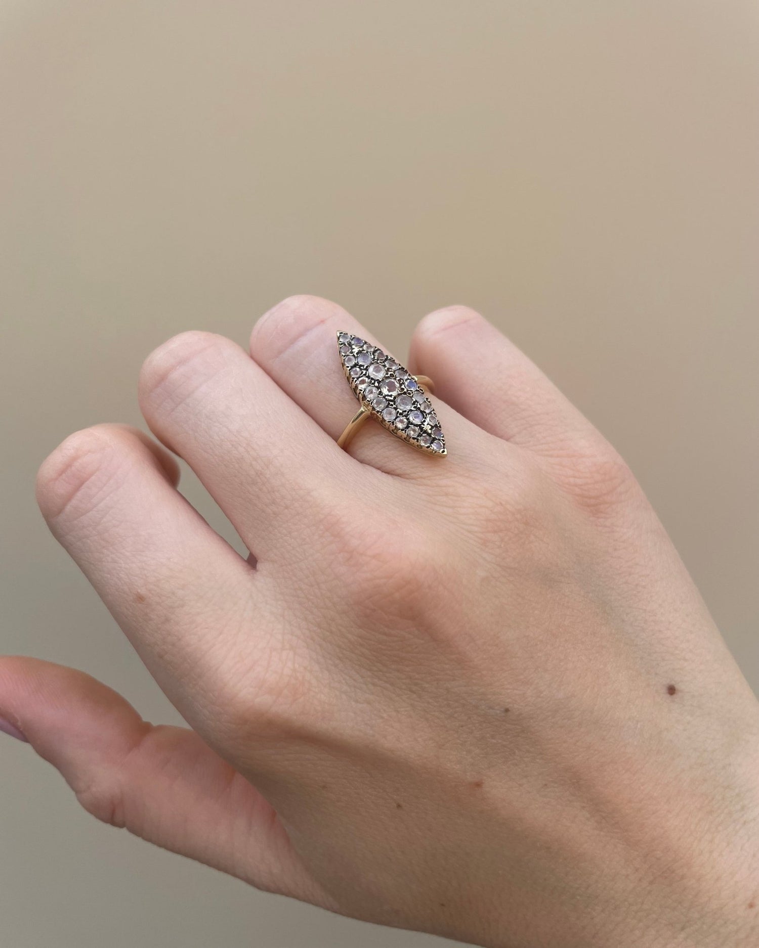 Bague Marquise 27 Pierres de Lune 0.90 carat “Luna” - Elliade Paris