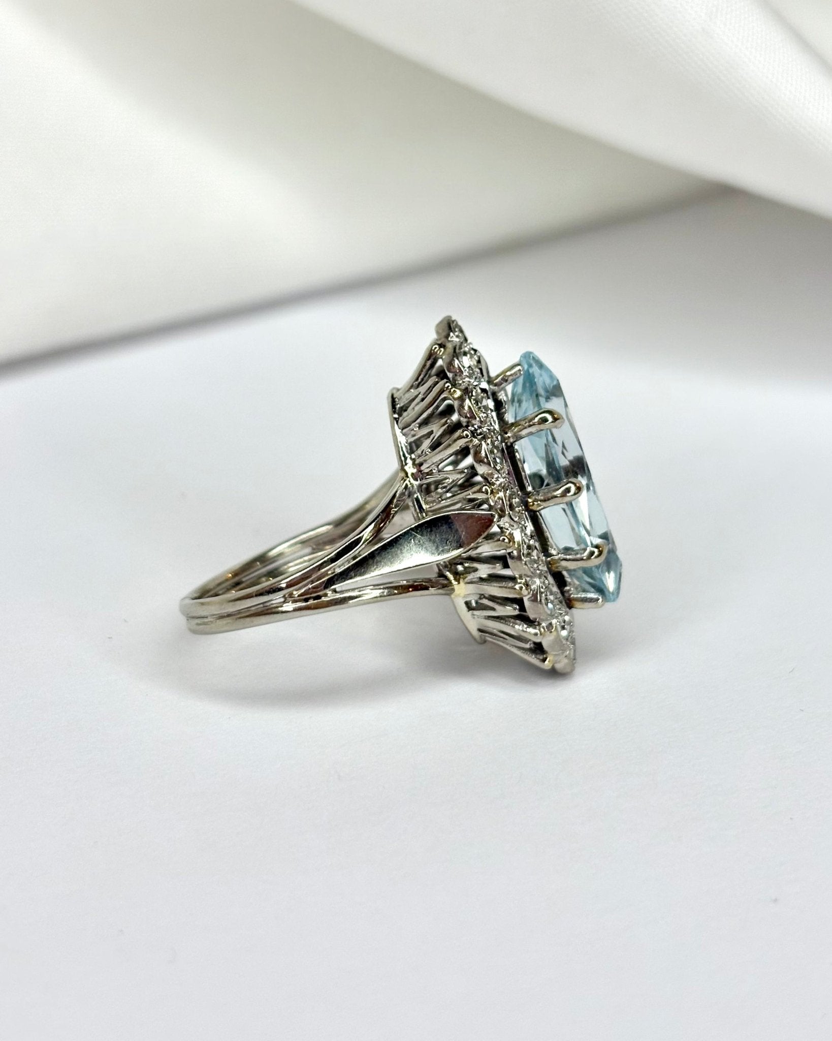 Bague Marquise Aigue - Marine 3.15 carats & Diamants 0.32 carat "Mélia" - Elliade Paris