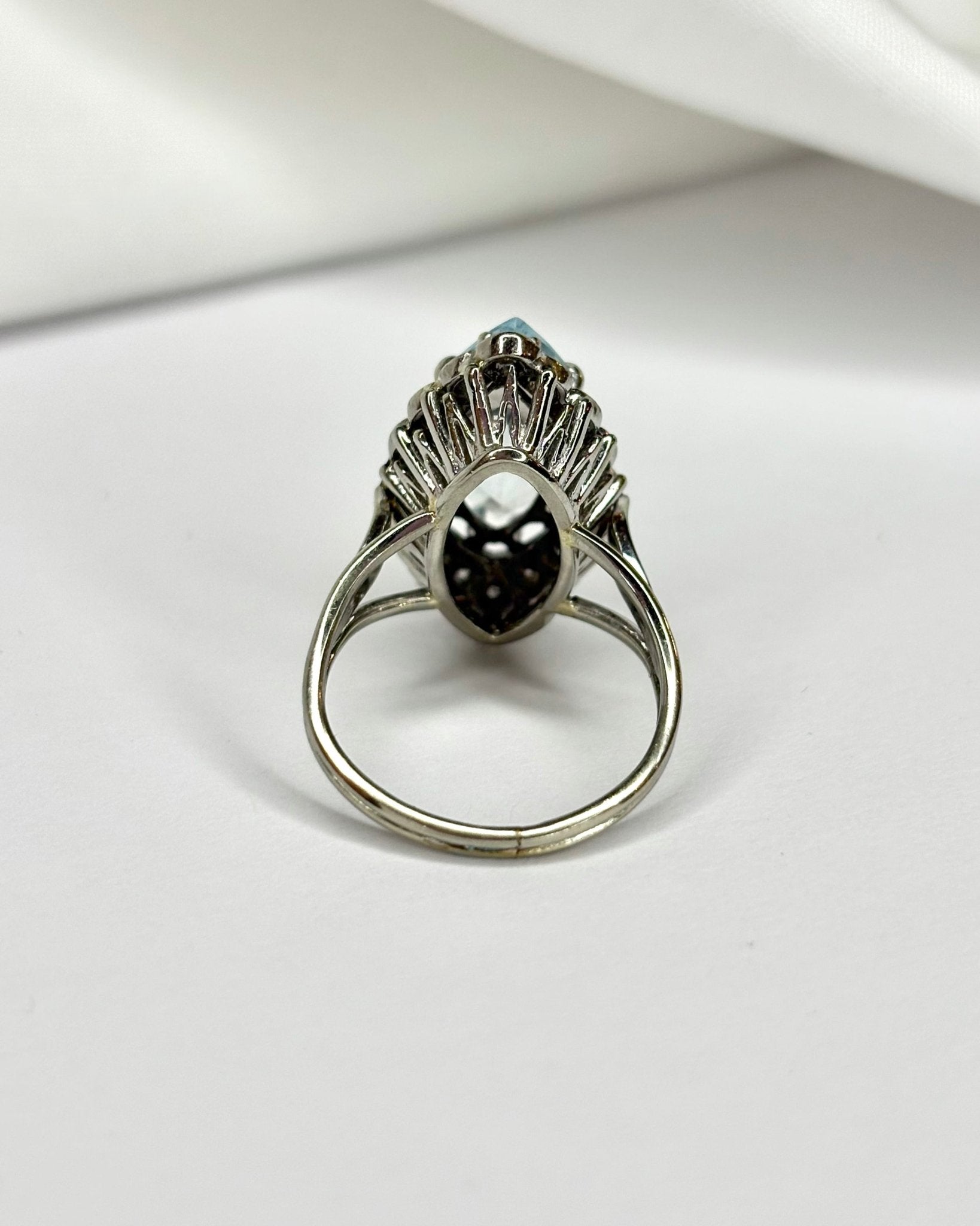 Bague Marquise Aigue - Marine 3.15 carats & Diamants 0.32 carat "Mélia" - Elliade Paris