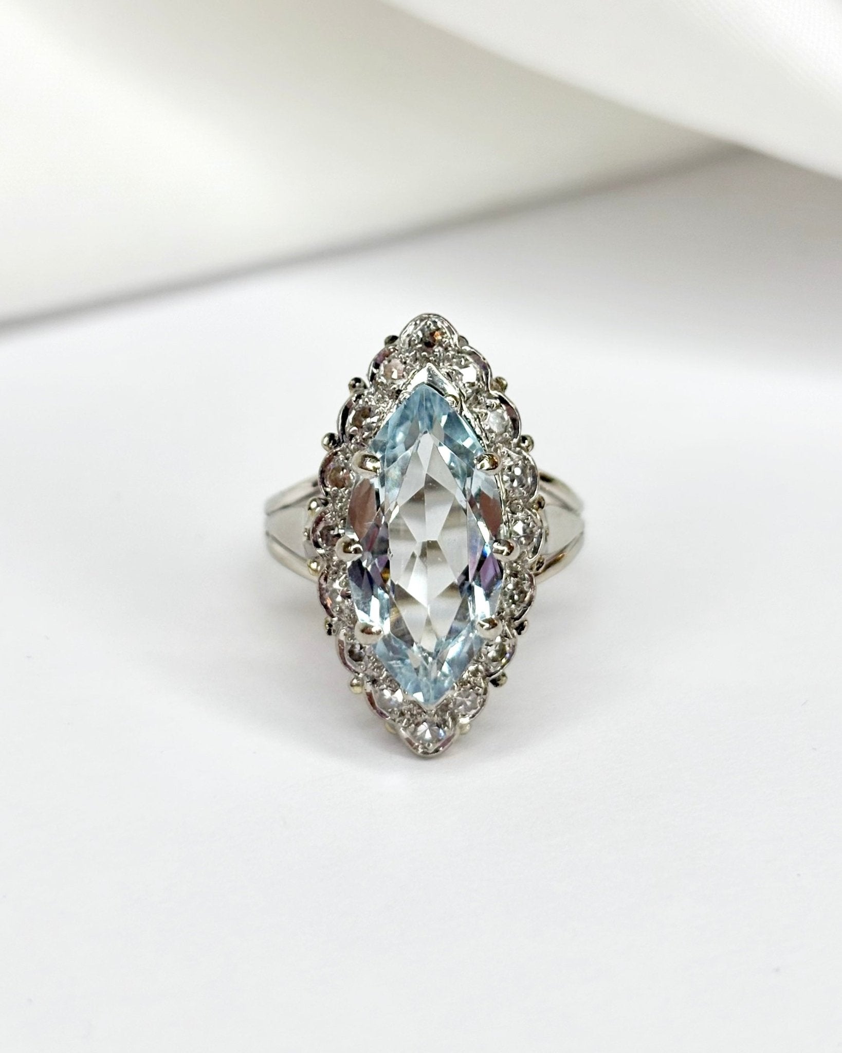 Bague Marquise Aigue - Marine 3.15 carats & Diamants 0.32 carat "Mélia" - Elliade Paris