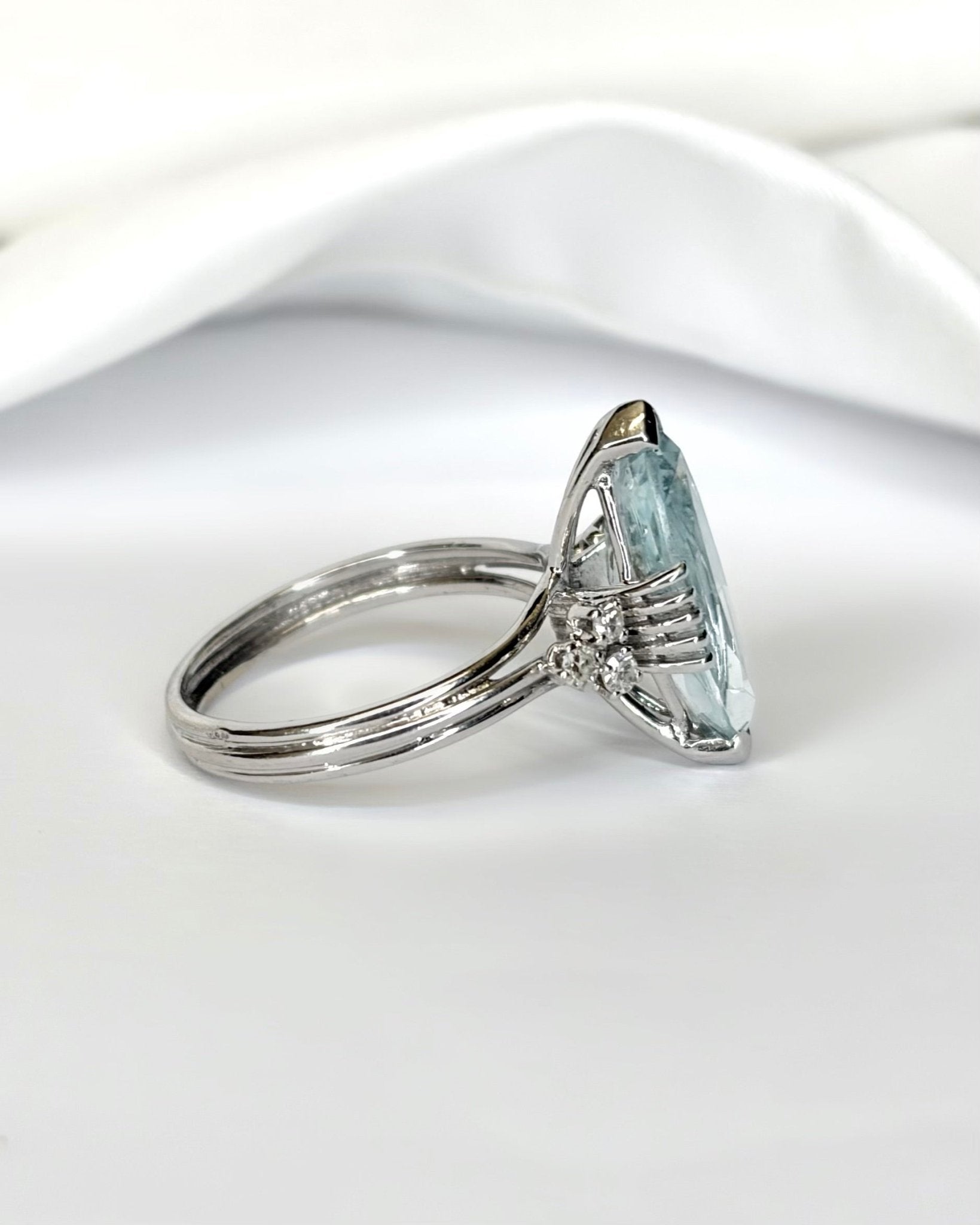 Bague Marquise Aigue - Marine 3.40 carats, Diamants & Or 4,61 g "Eden" - Elliade Paris