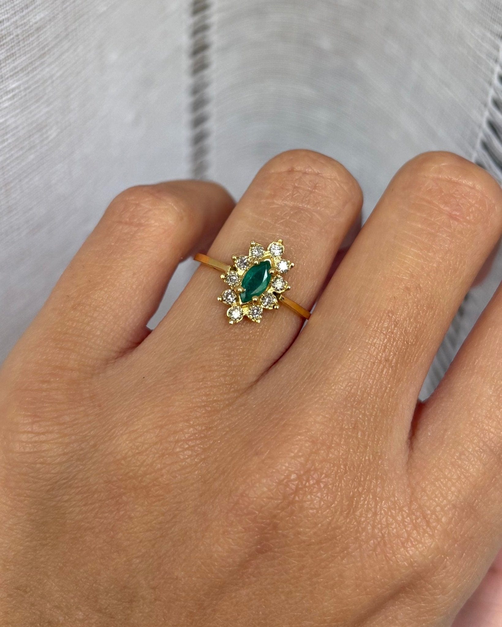 Bague Marquise Émeraude 0.21 carat & 10 Diamants "Anaëlle" - Elliade Paris
