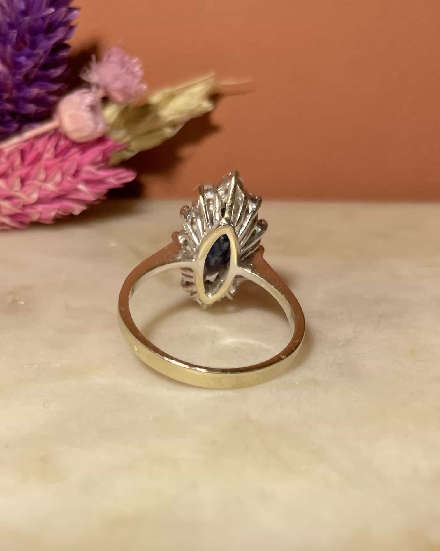 Anillo "Arabella" con zafiro de 1,40 quilates y 12 diamantes en forma de margarita